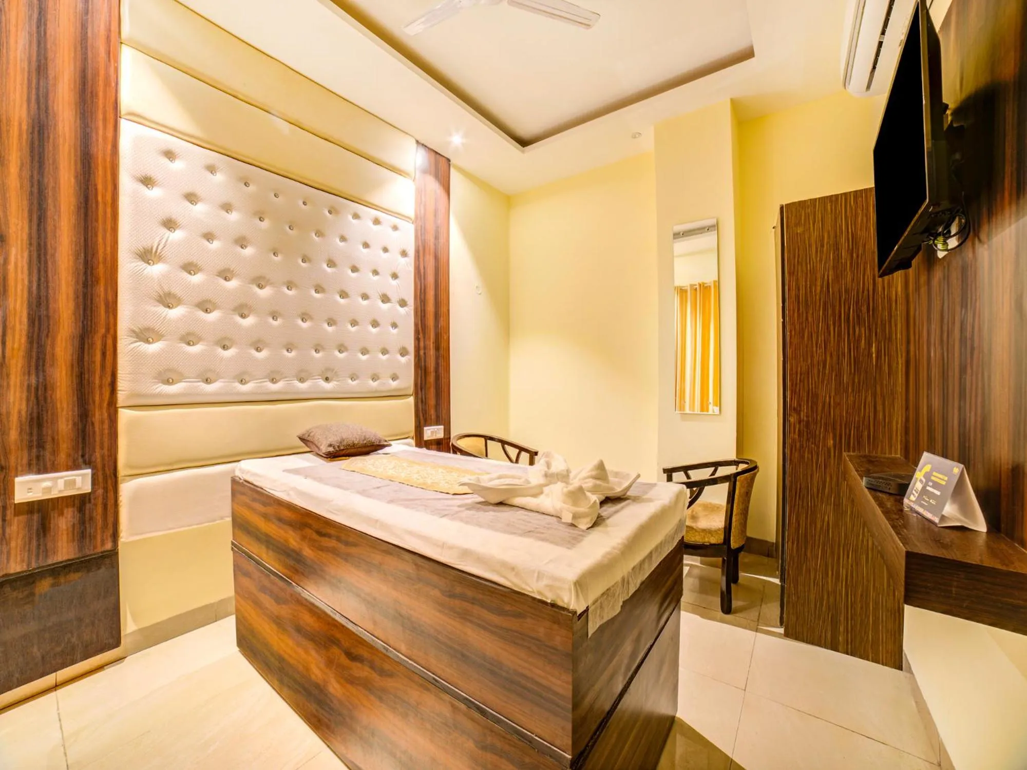 Lobby or reception, Bed in FabHotel Diamond Zirakpur