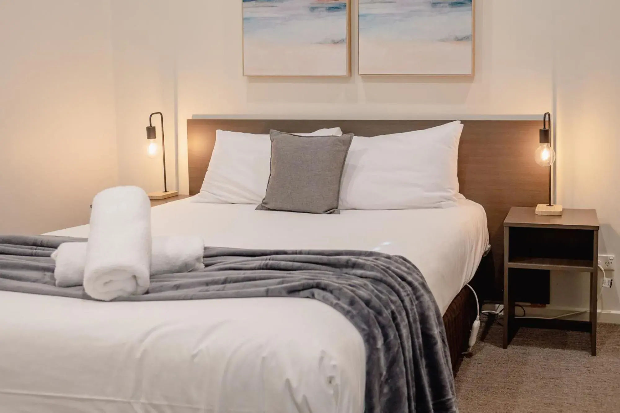 Superior One-Bedroom Queen Apartment in Mitchell On Main Superior One-Bedroom Queen Apartment in Mitchell On Main