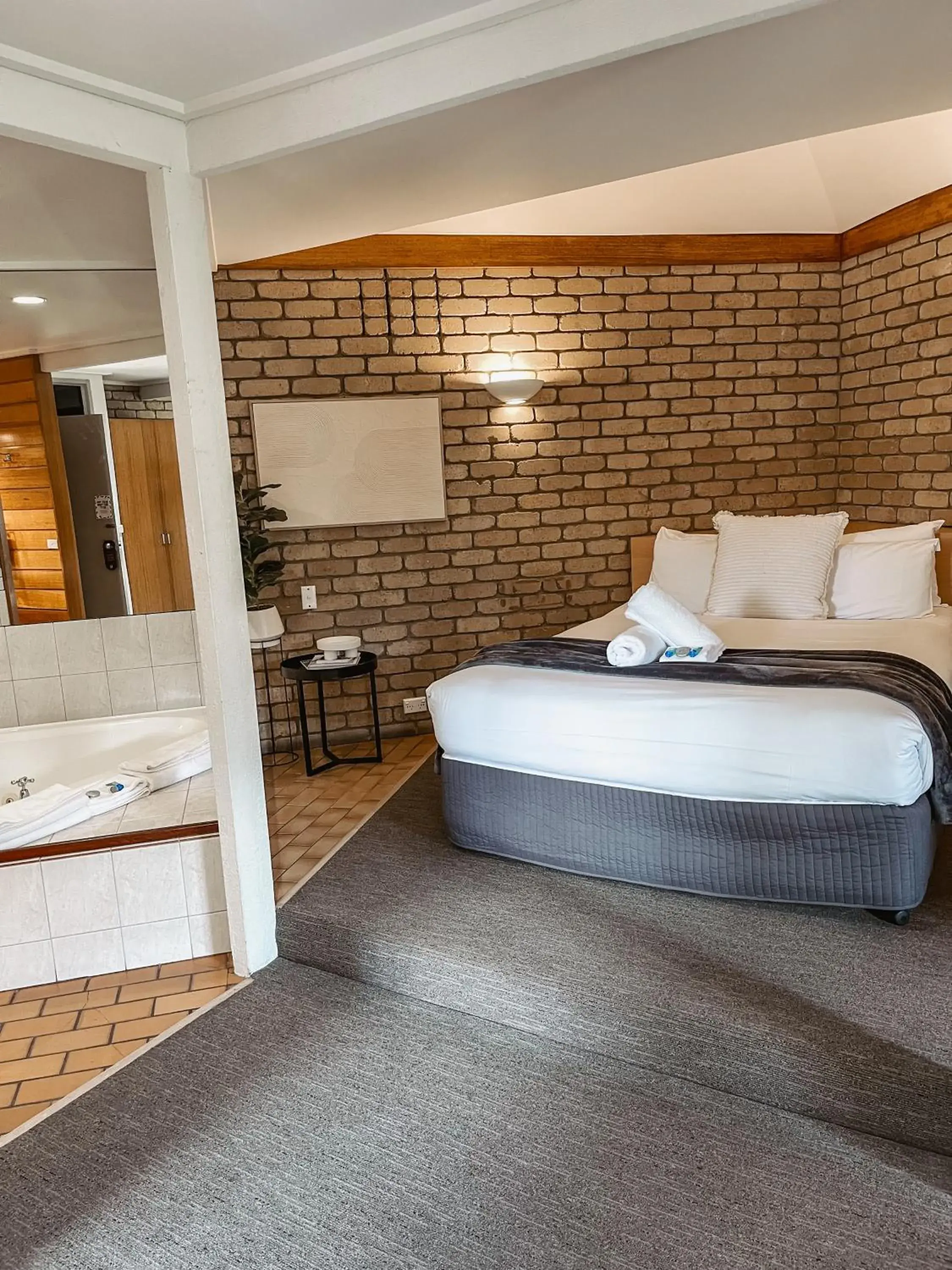 Spa Room in Mitchell On Main Spa Room in Mitchell On Main