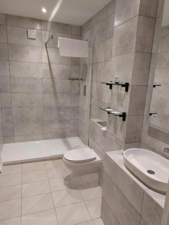 Shower in Owston Hall Hotel