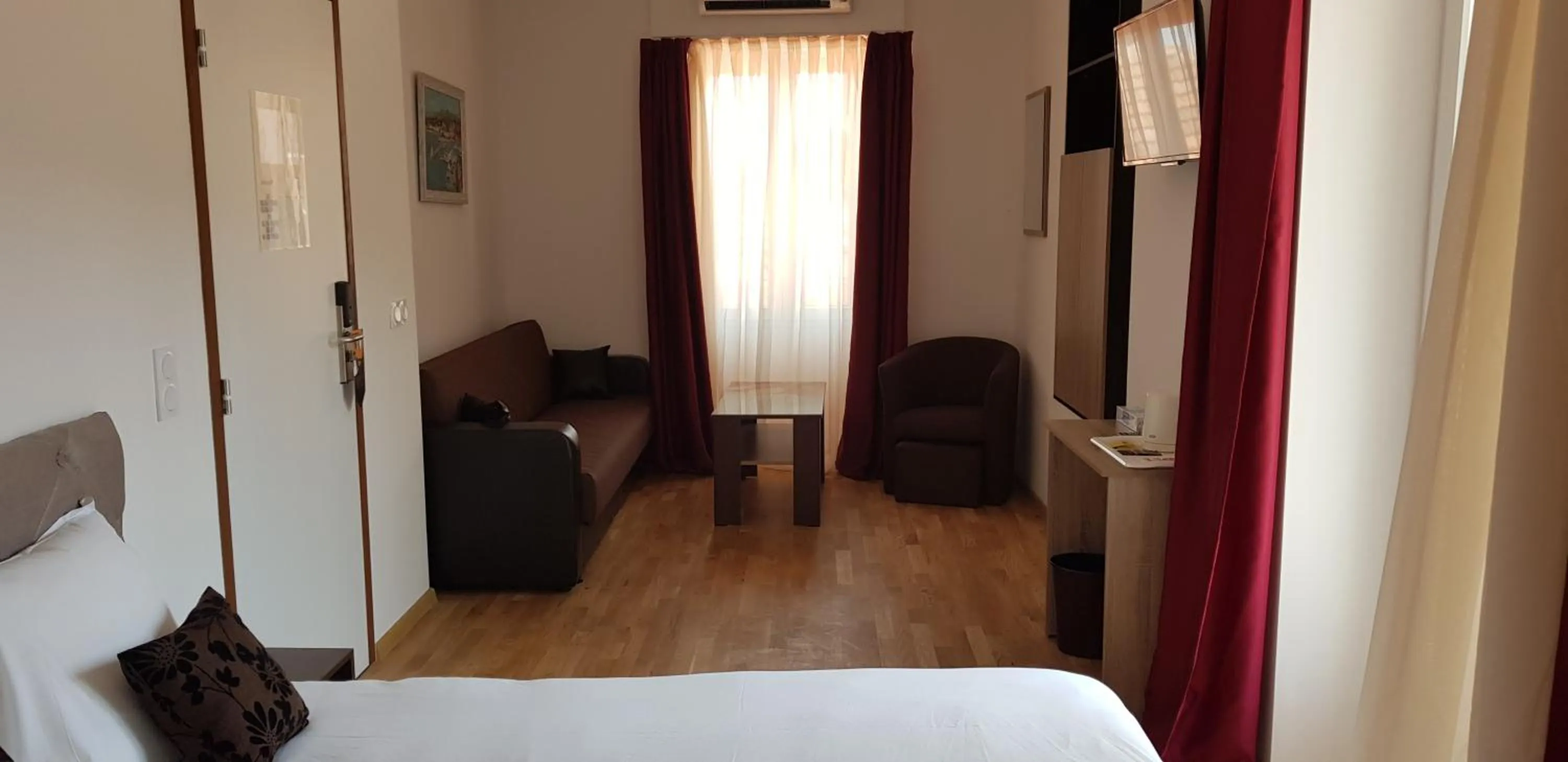 Photo of the whole room, Bed in Le Vauban