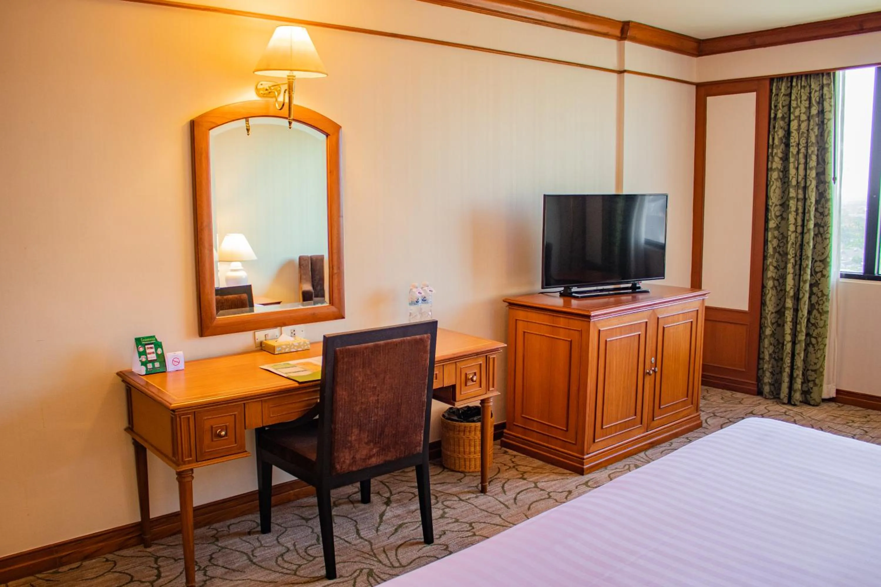 TV and multimedia, Bed in The Twin Lotus Hotel