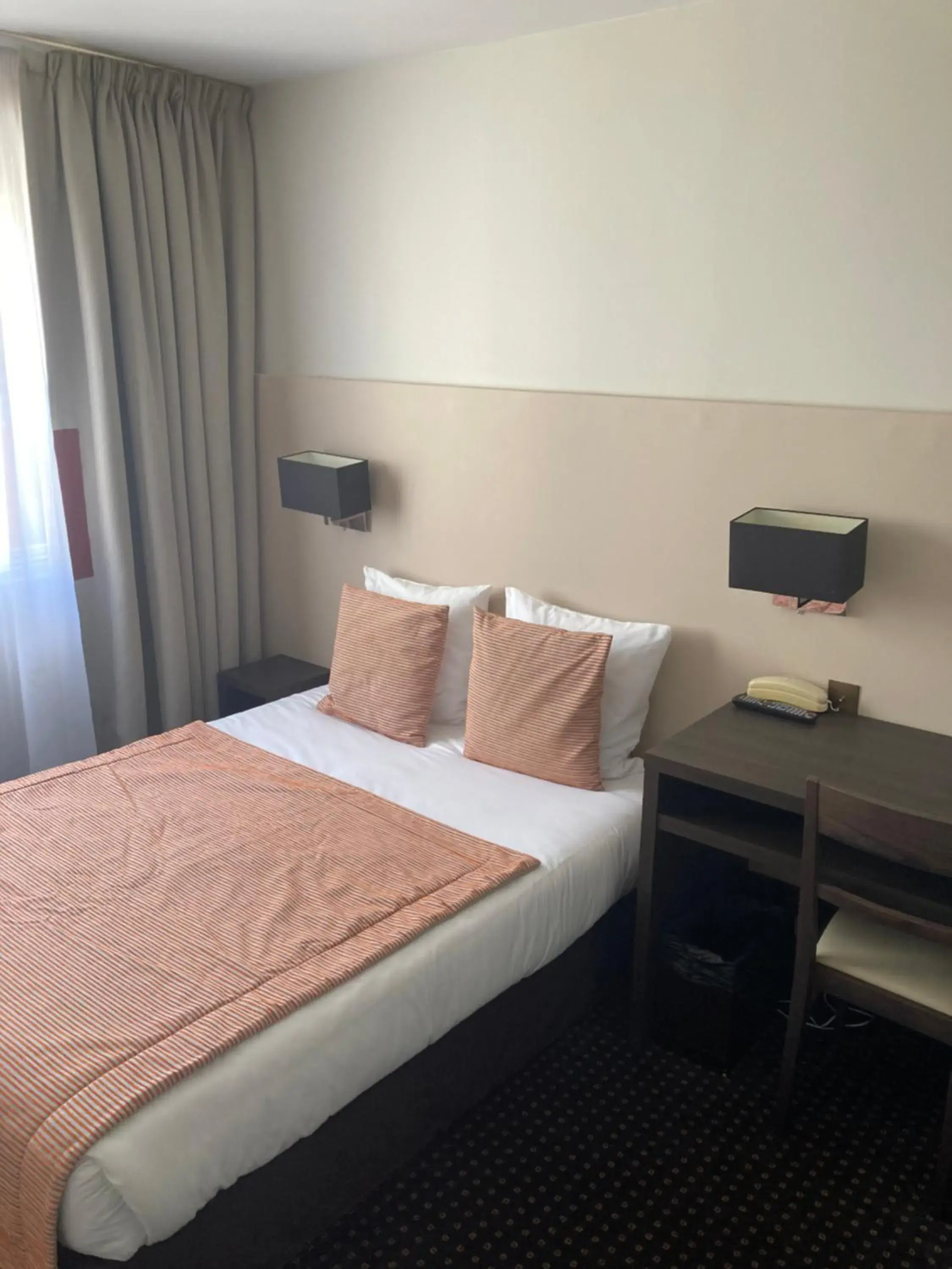 Single Comfort Room - single occupancy in Hotel Georges Single Comfort Room - single occupancy in Hotel Georges