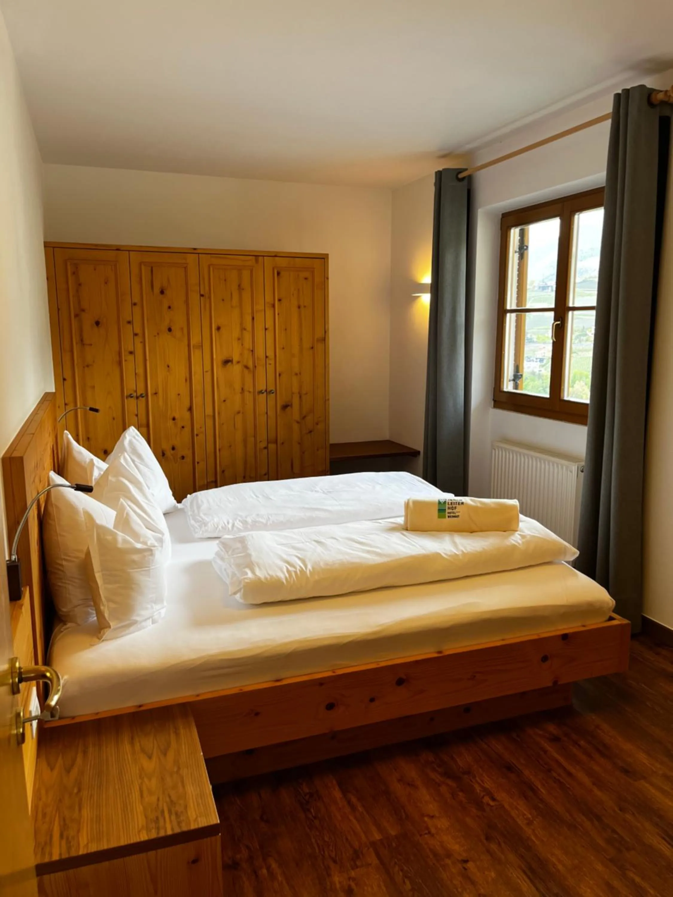 Property building, Bed in Hotel Weingut Innerleiterhof