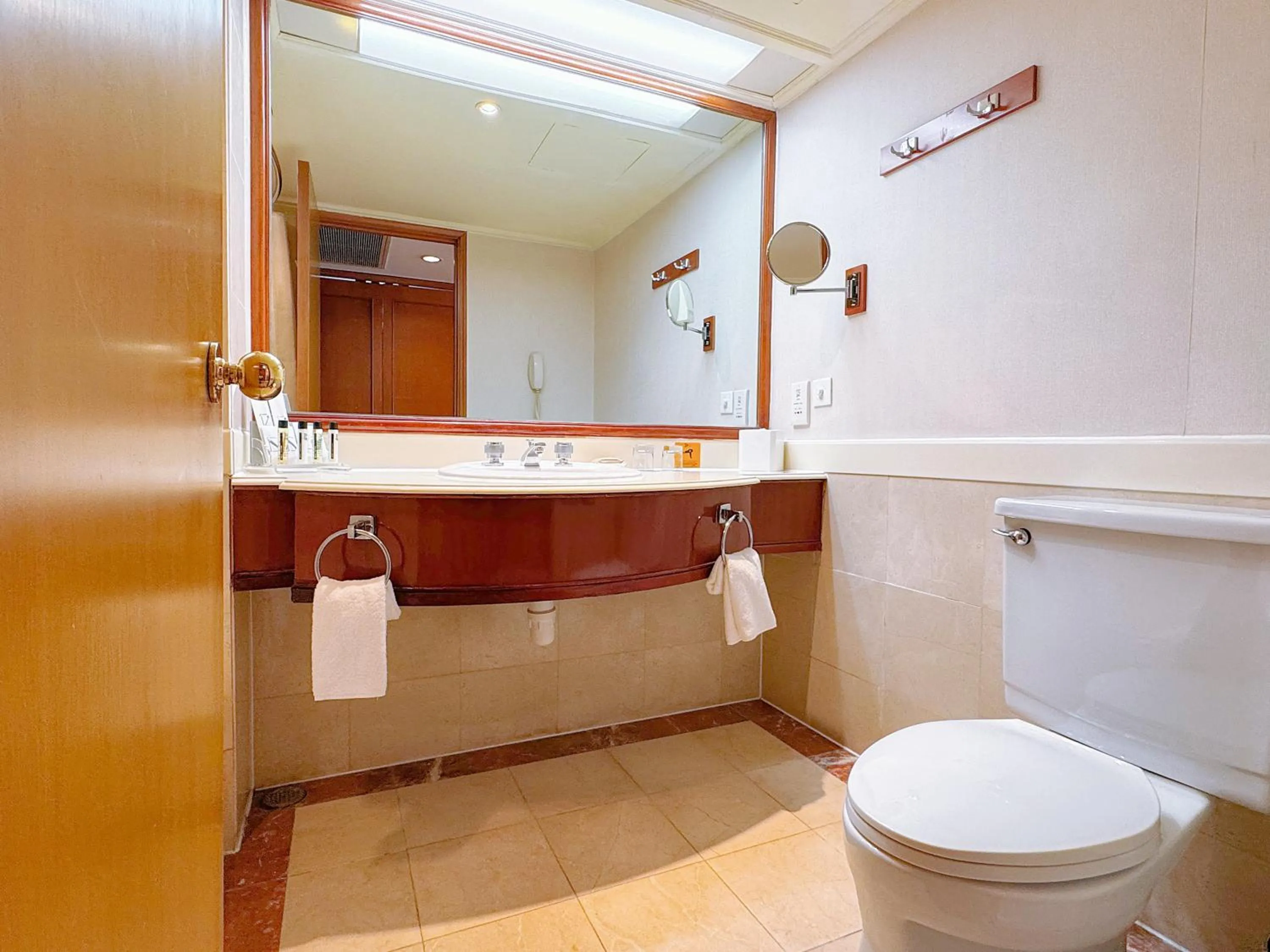 Toilet in JEN Shenyang by Shangri-La