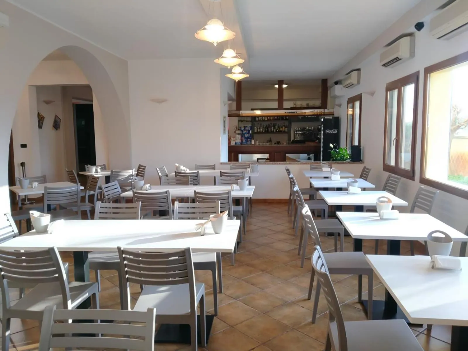 Restaurant/places to eat in Hotel Magnolia