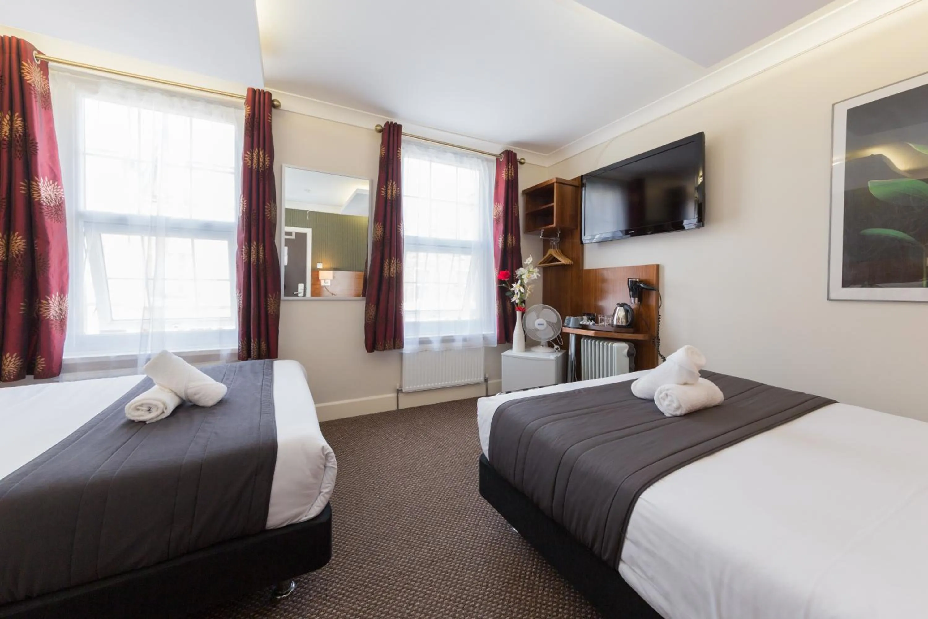 Photo of the whole room, Bed in Chester Hotel