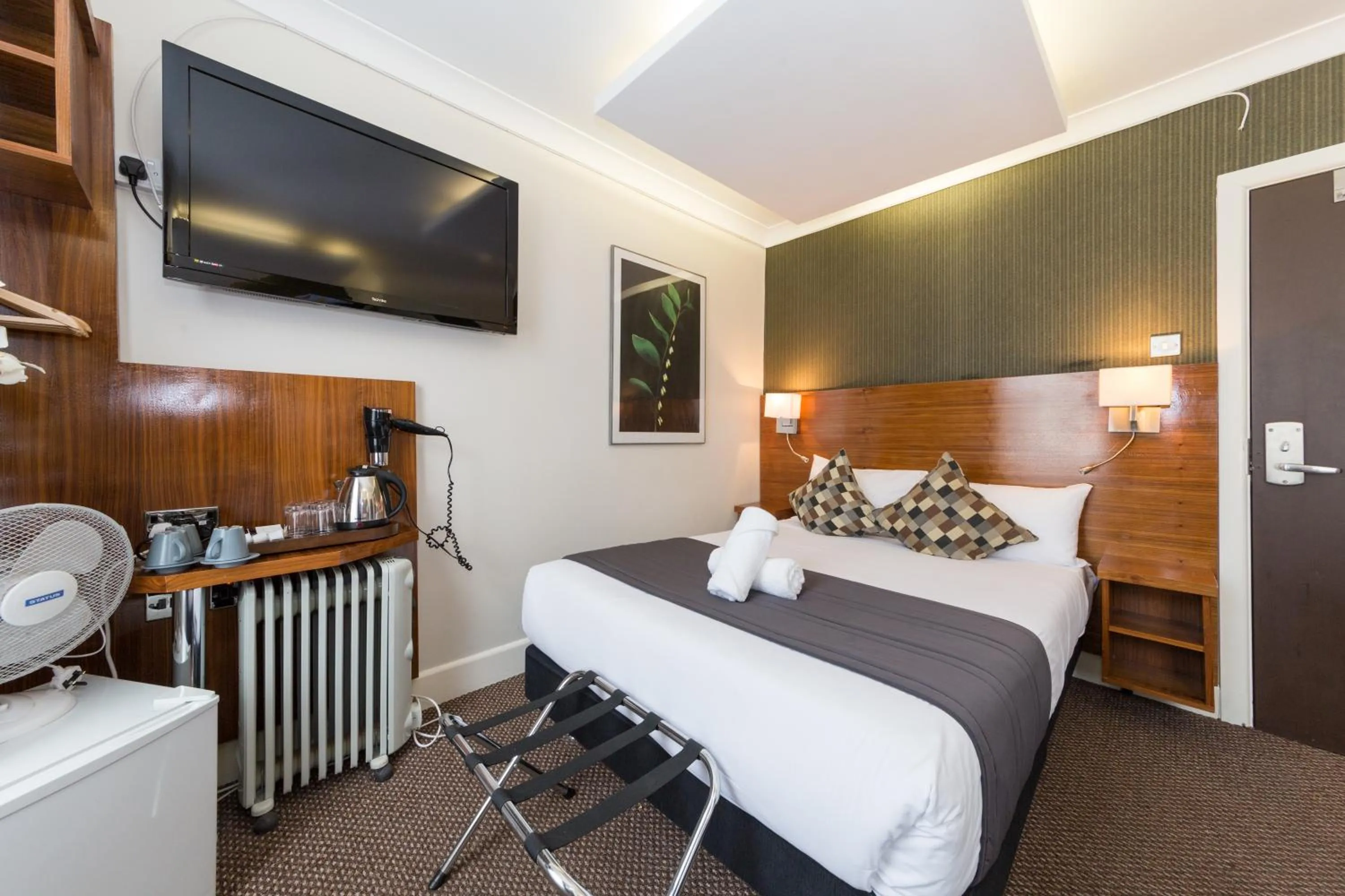 Photo of the whole room, Bed in Chester Hotel