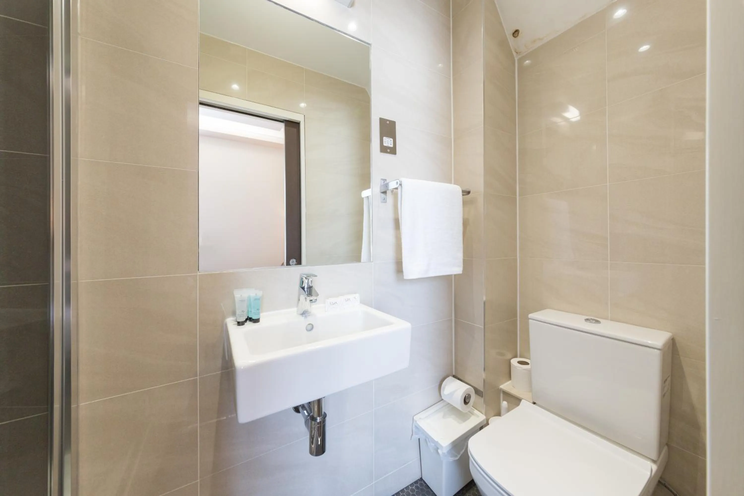 Toilet in Chester Hotel