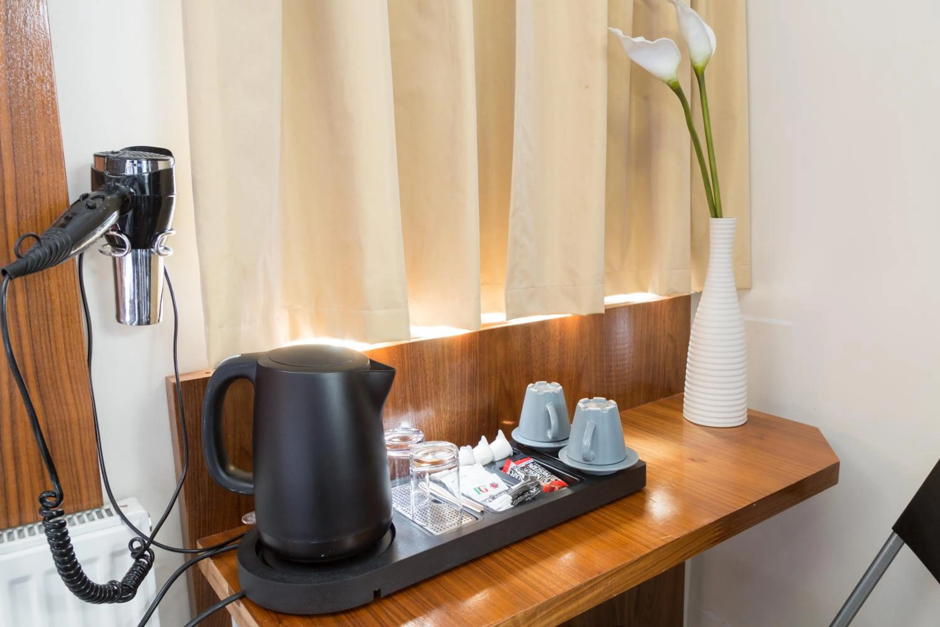 Coffee/tea facilities in Chester Hotel