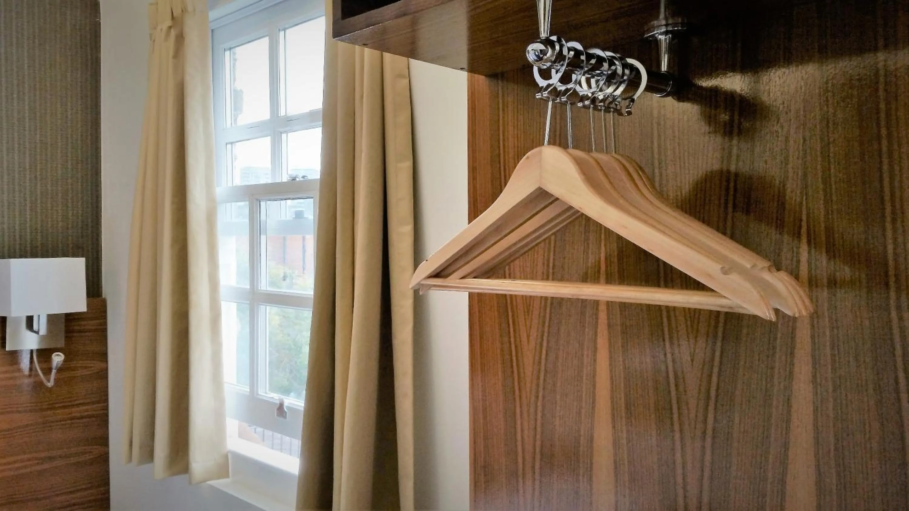 Photo of the whole room in Chester Hotel