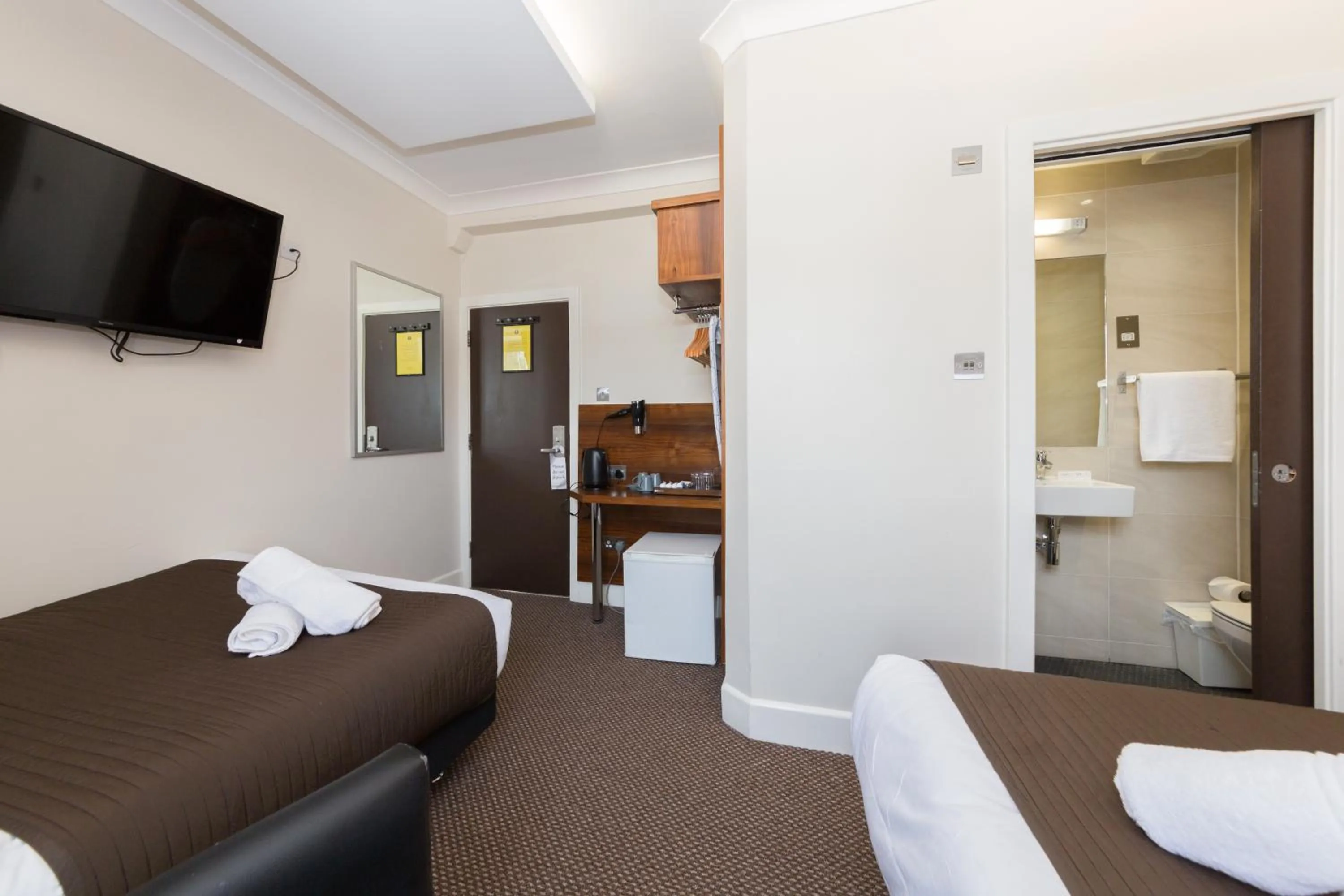 Photo of the whole room, Bed in Chester Hotel