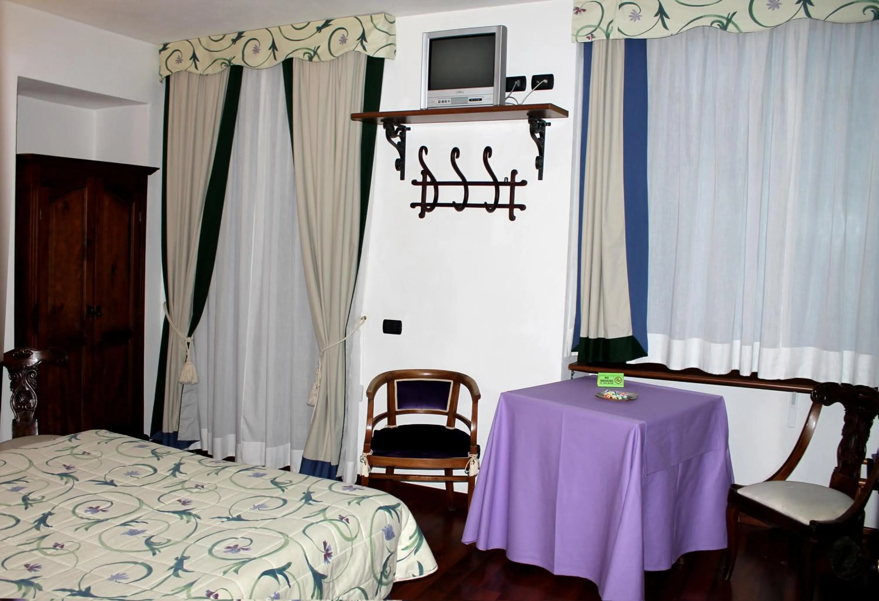 Decorative detail, Bed in Hotel Centrale Bellagio