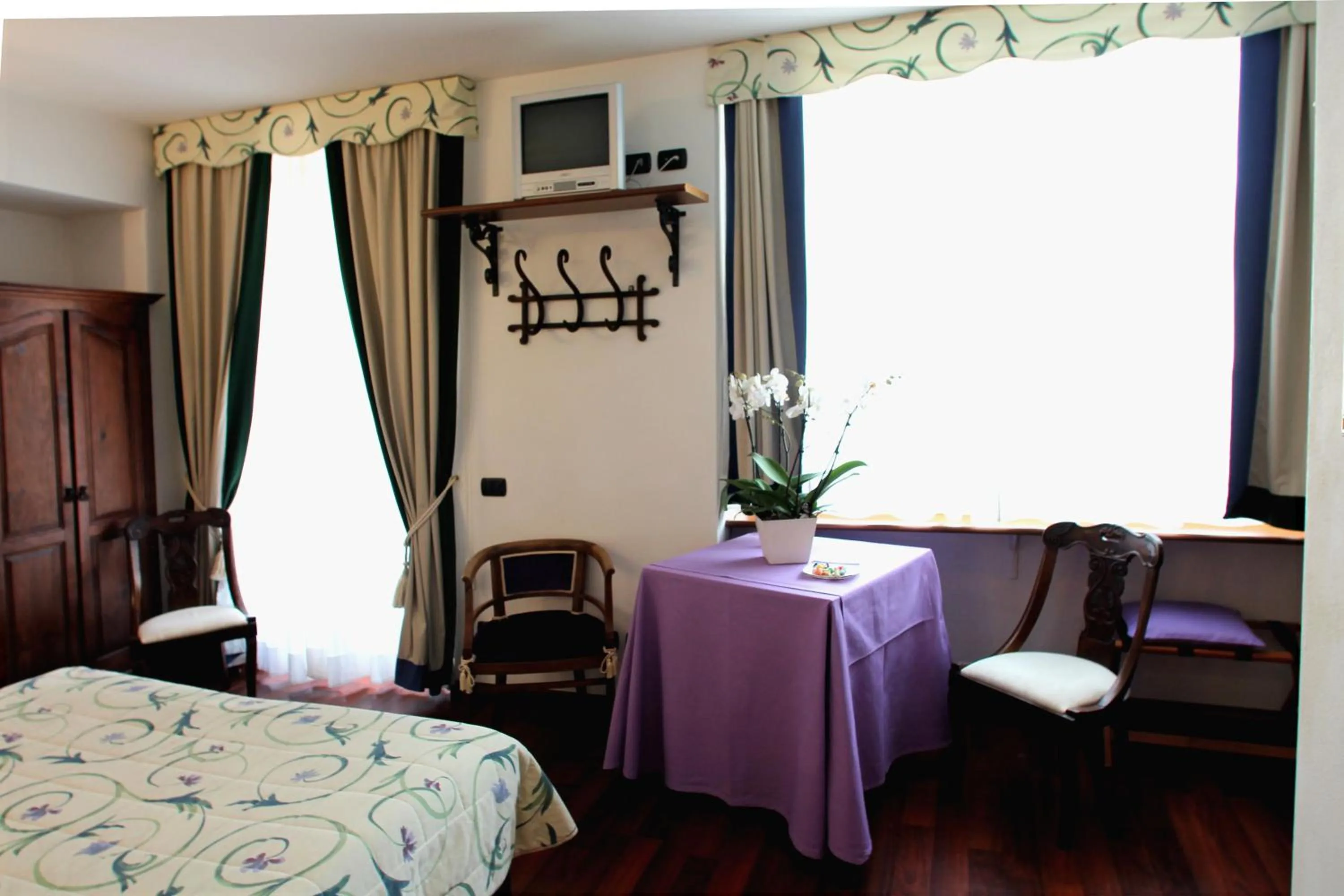 Decorative detail, Bed in Hotel Centrale Bellagio