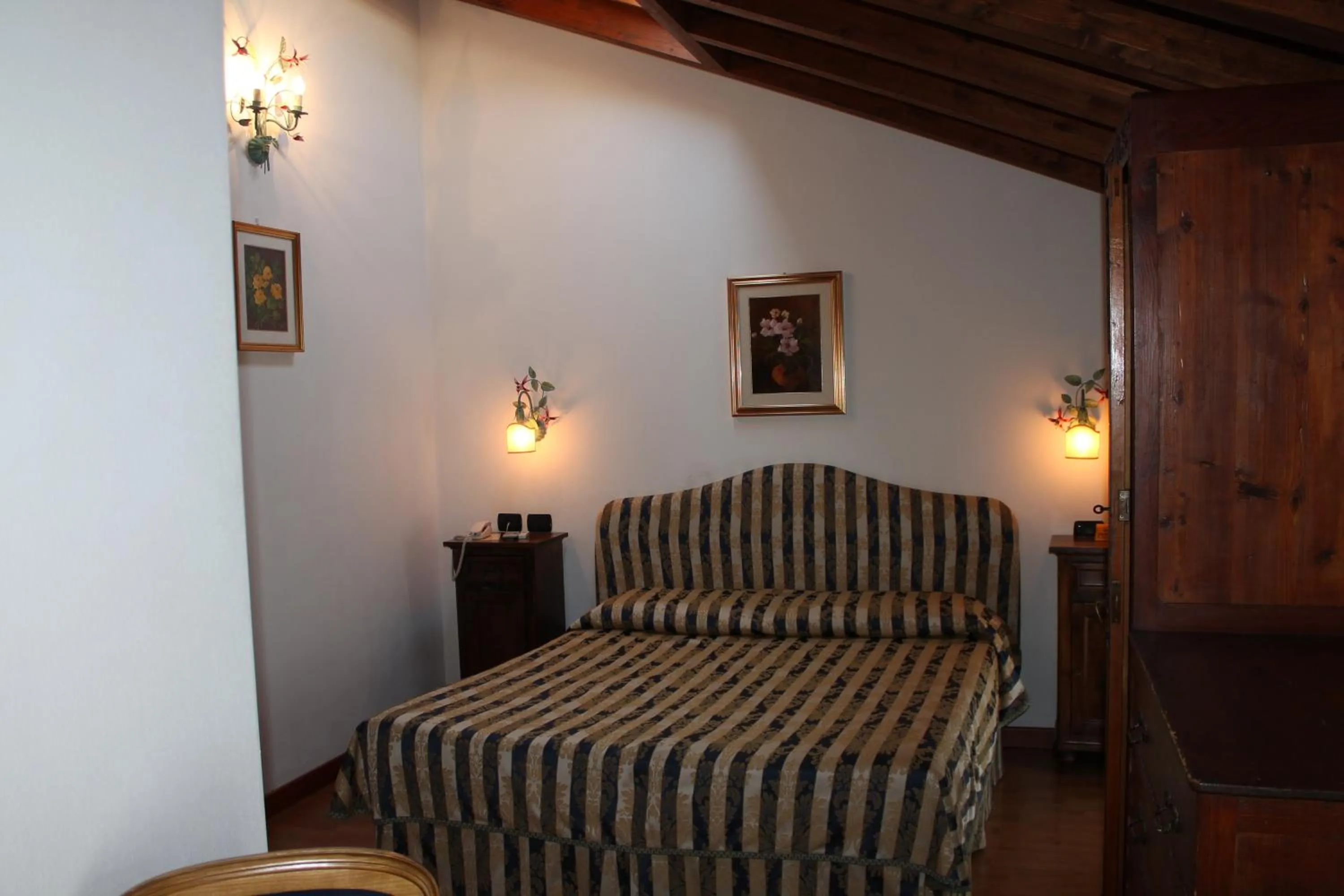 Photo of the whole room, Bed in Hotel Centrale Bellagio