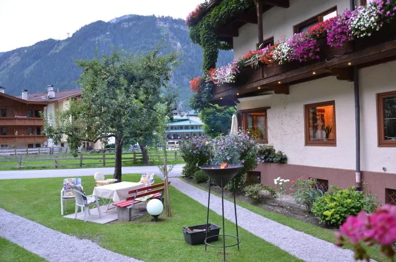 Garden in Hotel-Pension Strolz