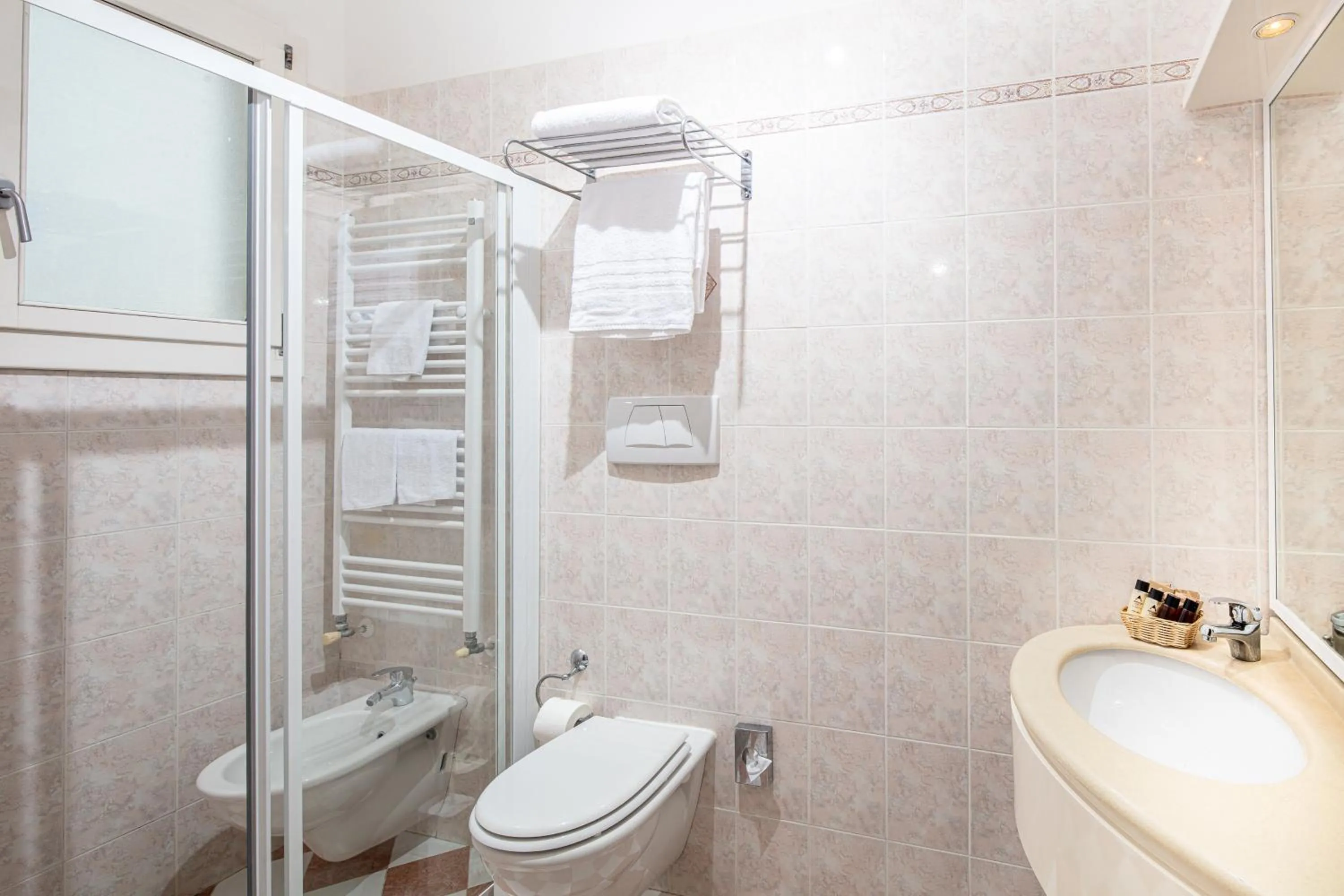 Bathroom in Hotel Karinzia