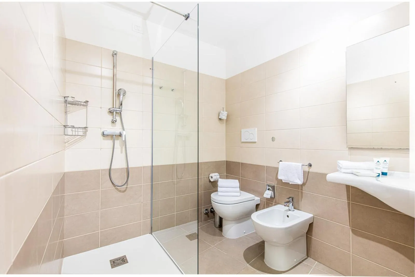 Shower in Hotel Karinzia