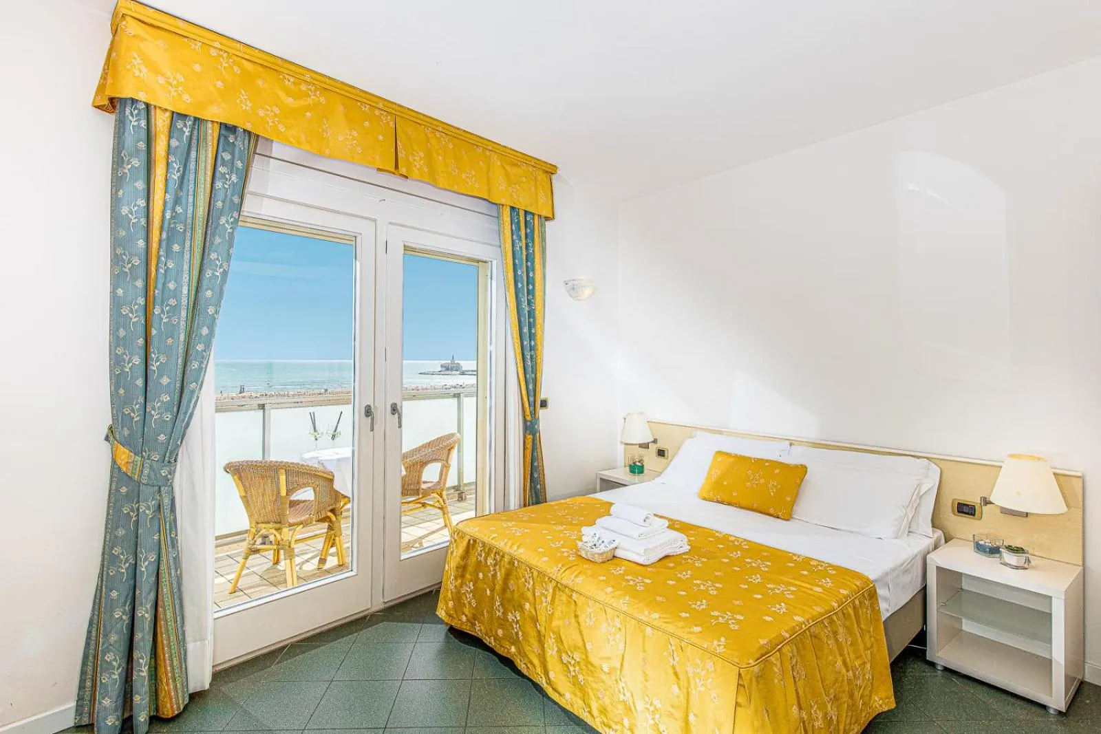 Balcony/Terrace, Bed in Hotel Karinzia