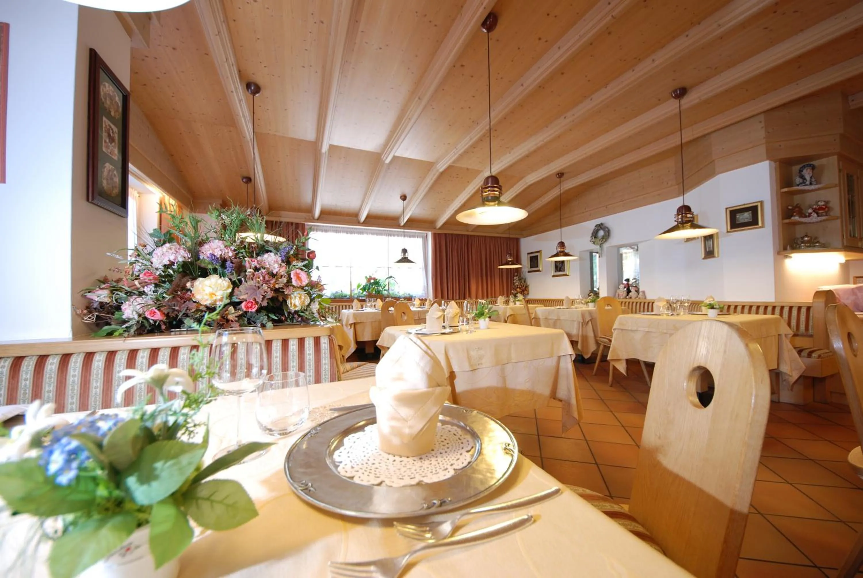 Restaurant/places to eat in Hotel Ciampian