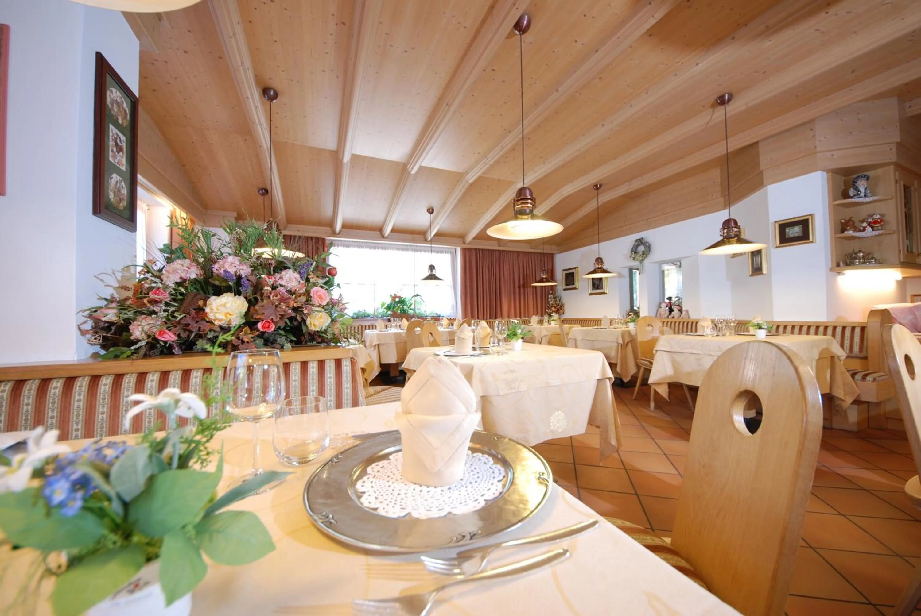 Restaurant/places to eat in Hotel Ciampian