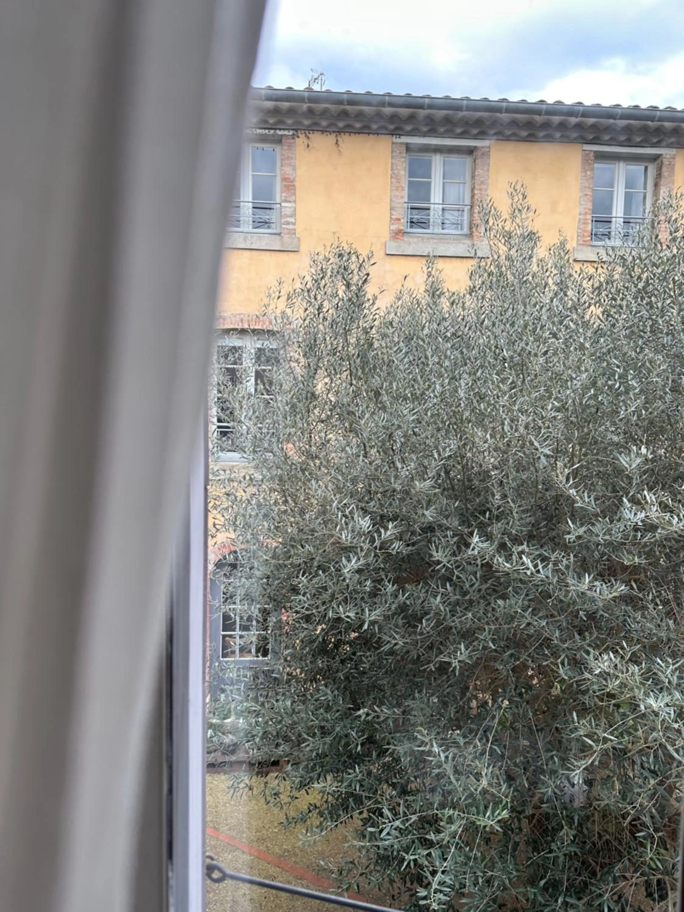 Inner courtyard view in La Maison Vieille Maison d'Hôtes & Gîtes