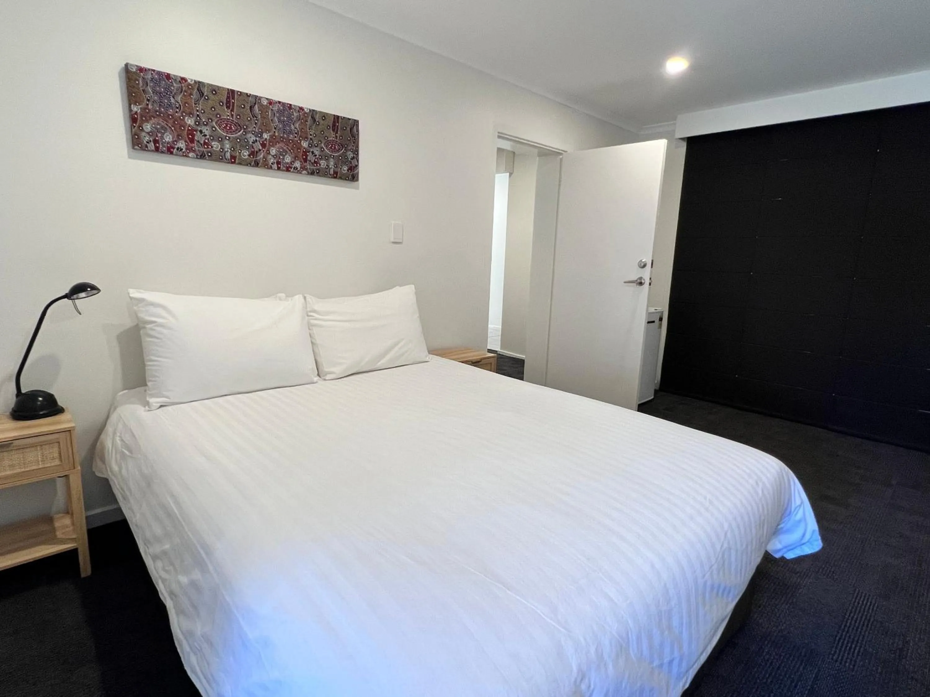 Bed in Stay at Alice Springs Hotel
