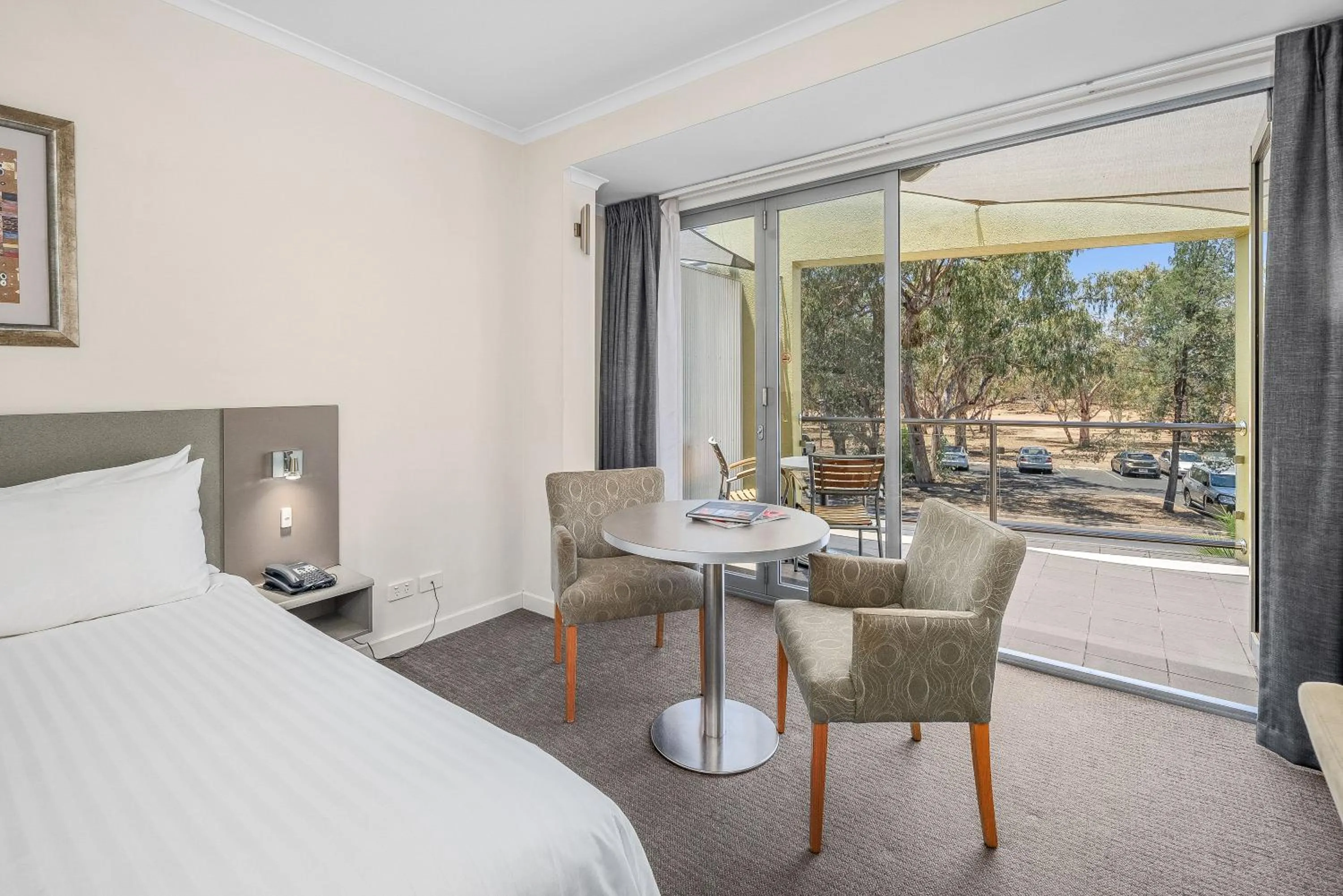 Patio, Bed in Stay at Alice Springs Hotel