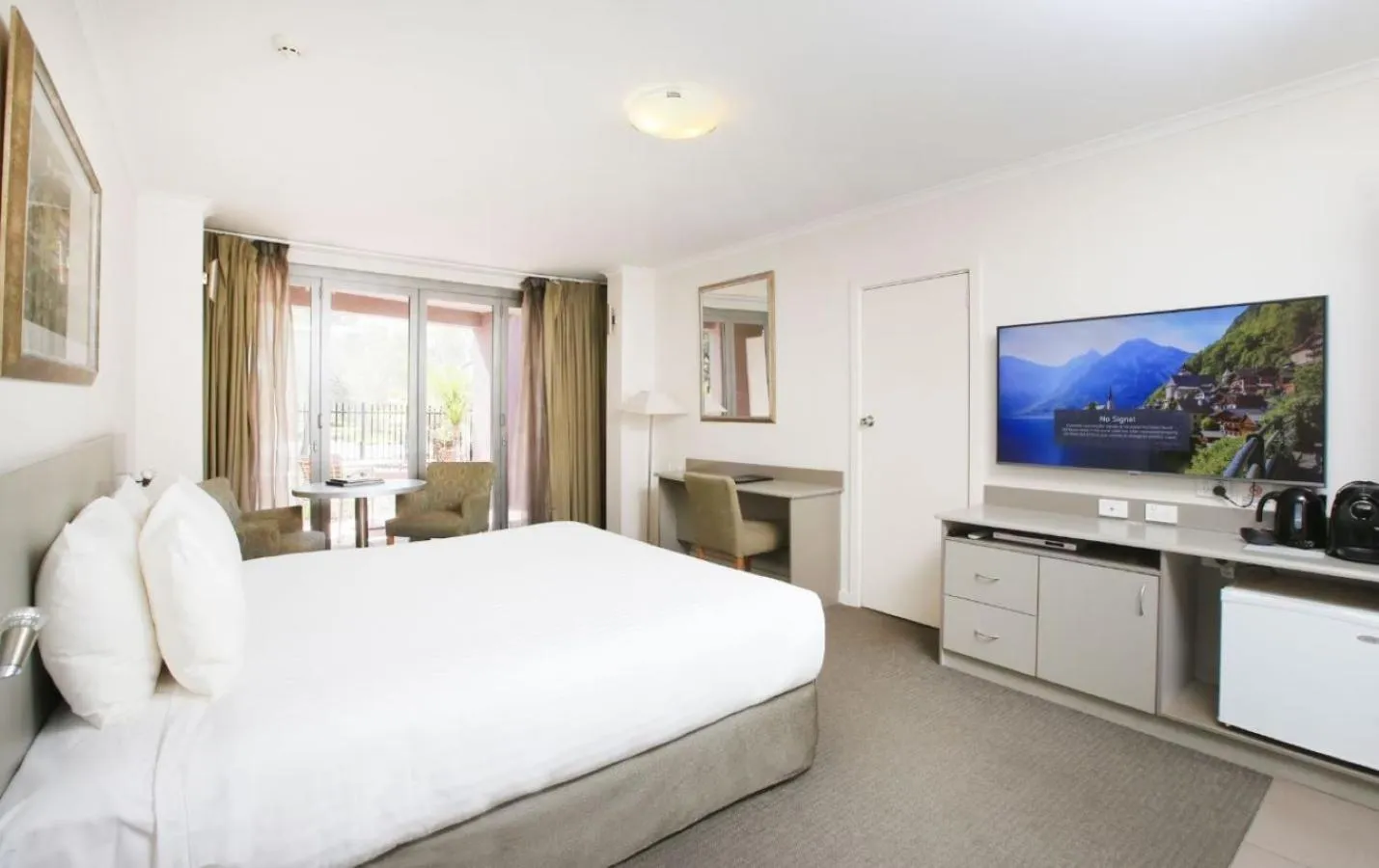 Bed in Stay at Alice Springs Hotel