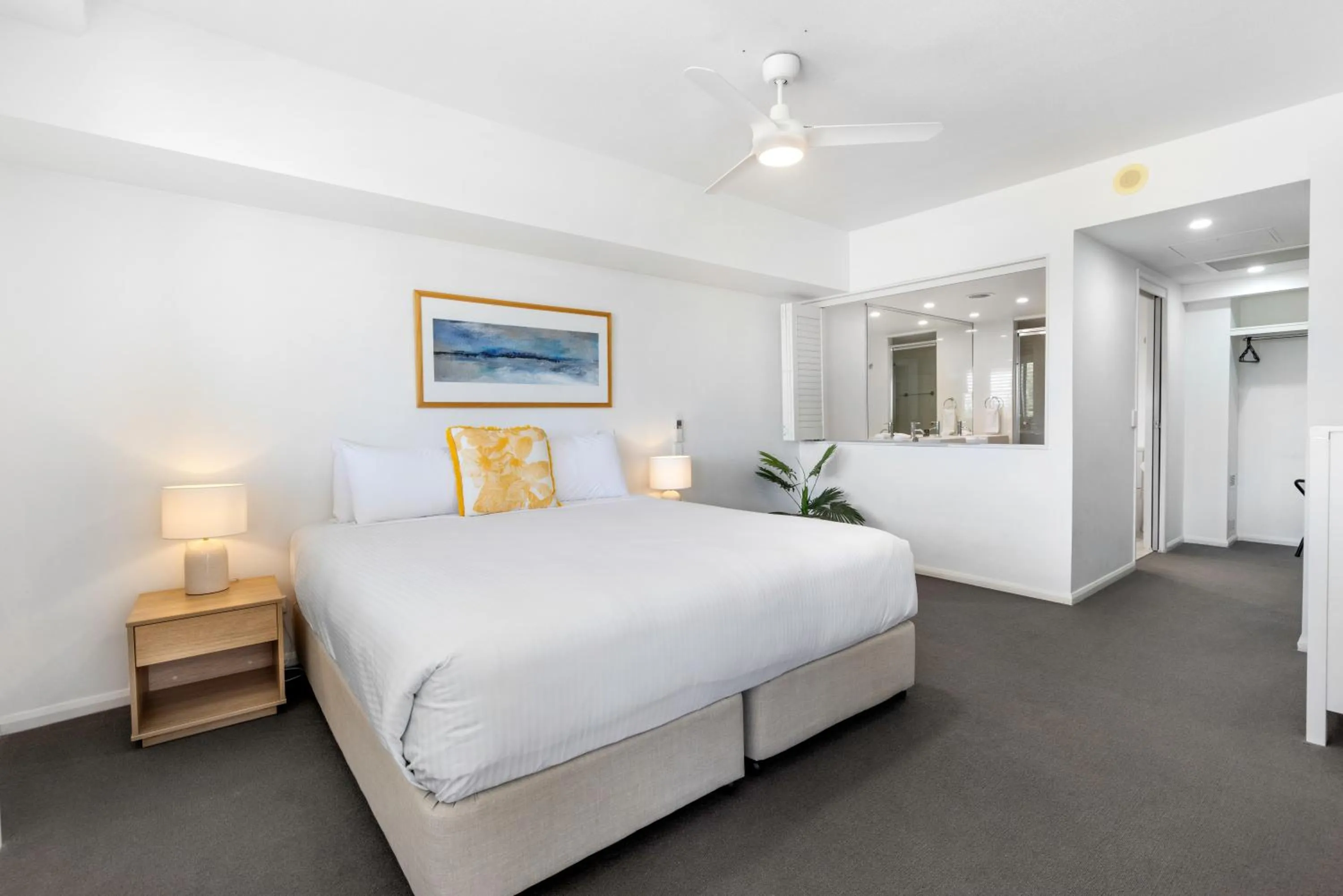 Bathroom, Bed in Beaches on Lammermoor Apartments