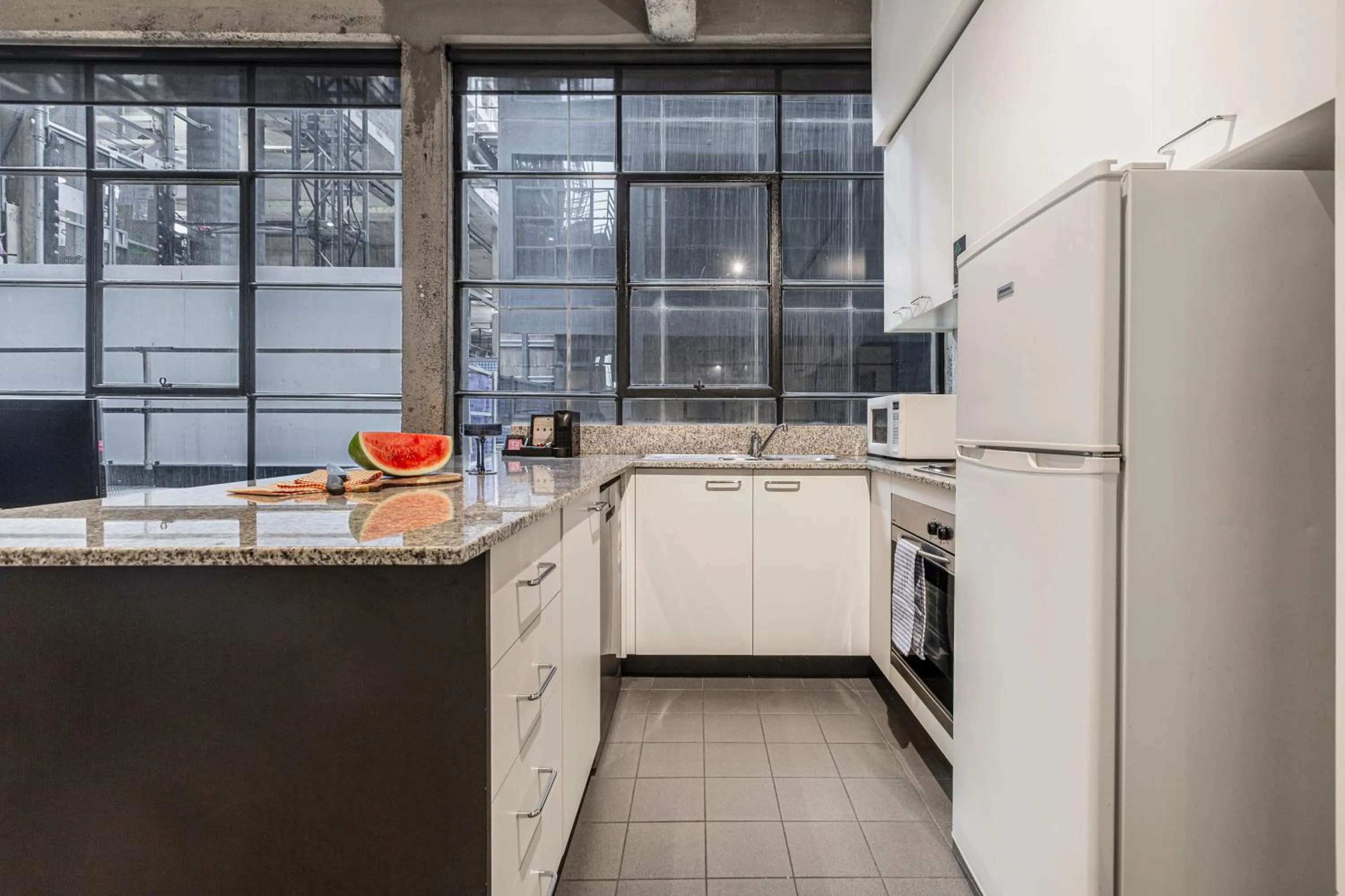 oven in Punthill Apartment Hotel - Manhattan