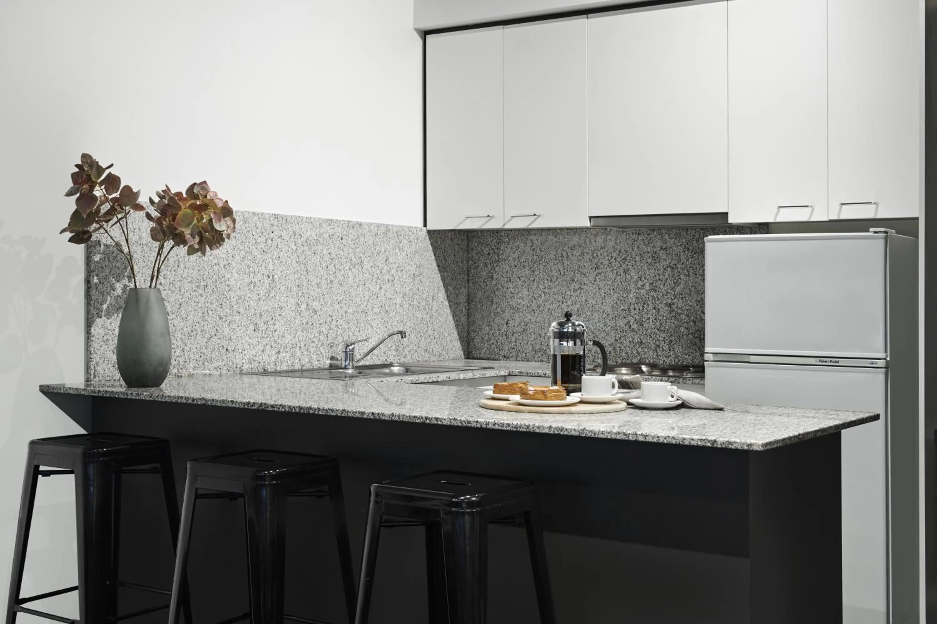 Kitchen or kitchenette in Punthill Apartment Hotel - Manhattan