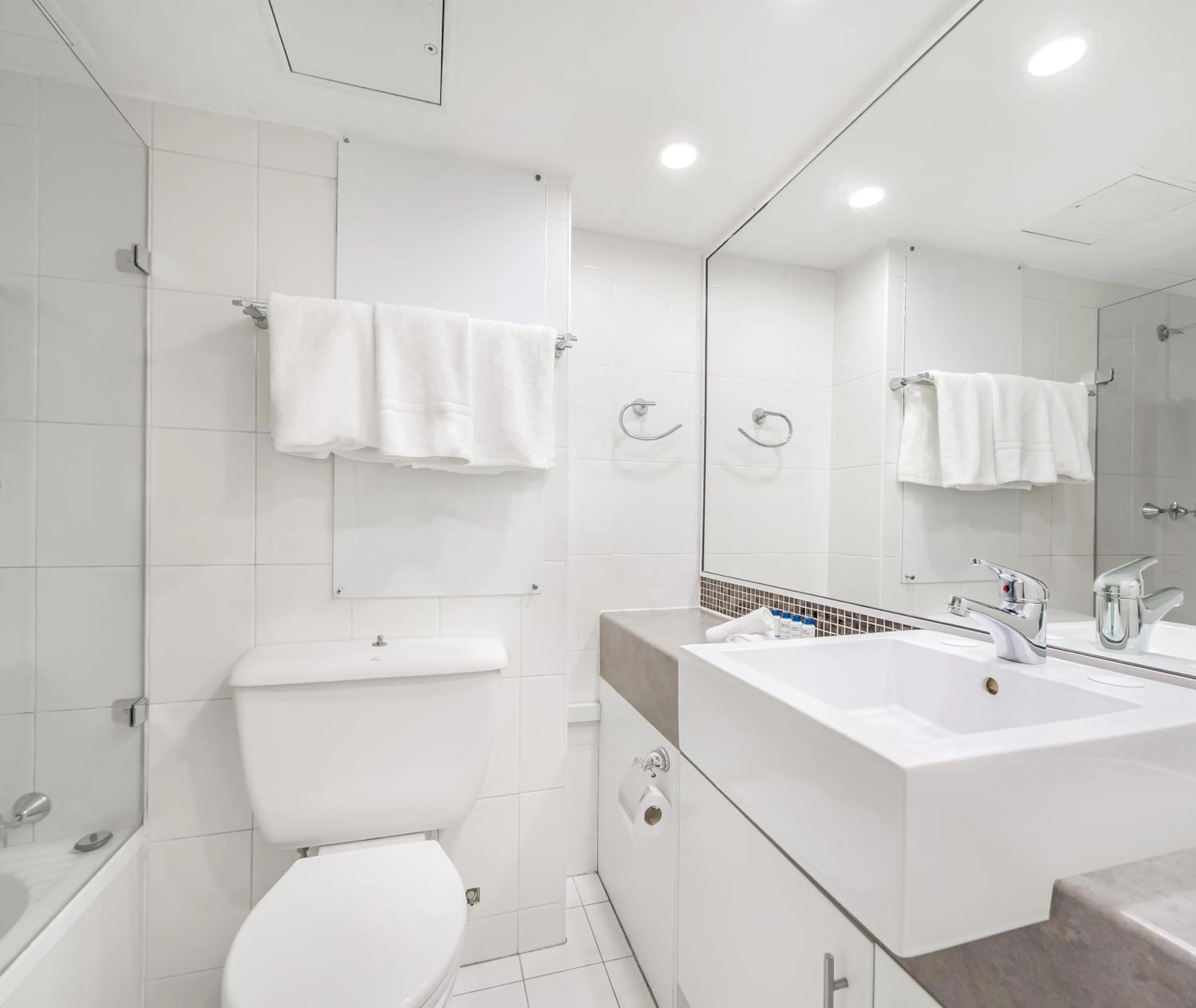 Bathroom in Oaks Sydney Hyde Park Suites