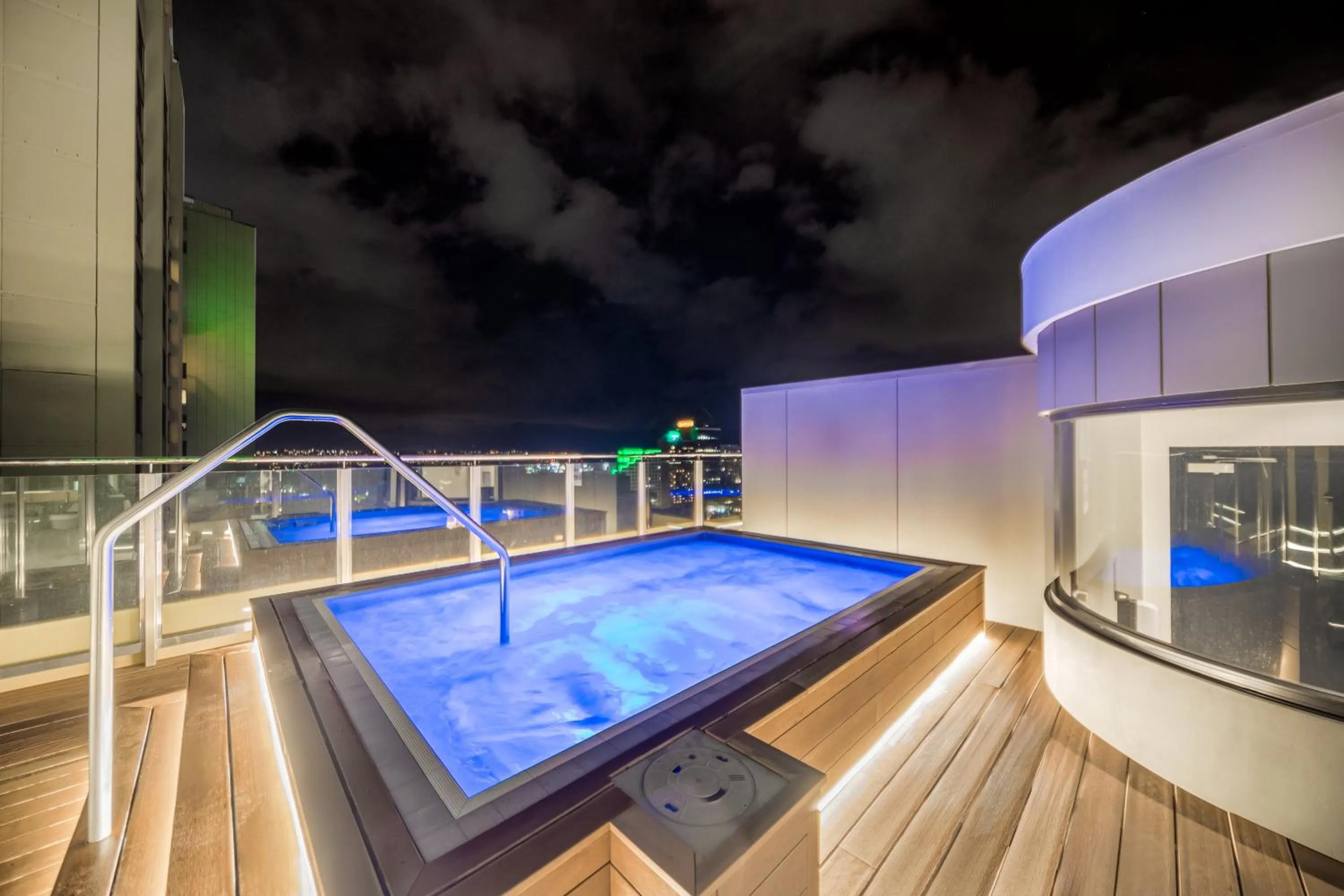 Hot Tub in Oaks Sydney Hyde Park Suites
