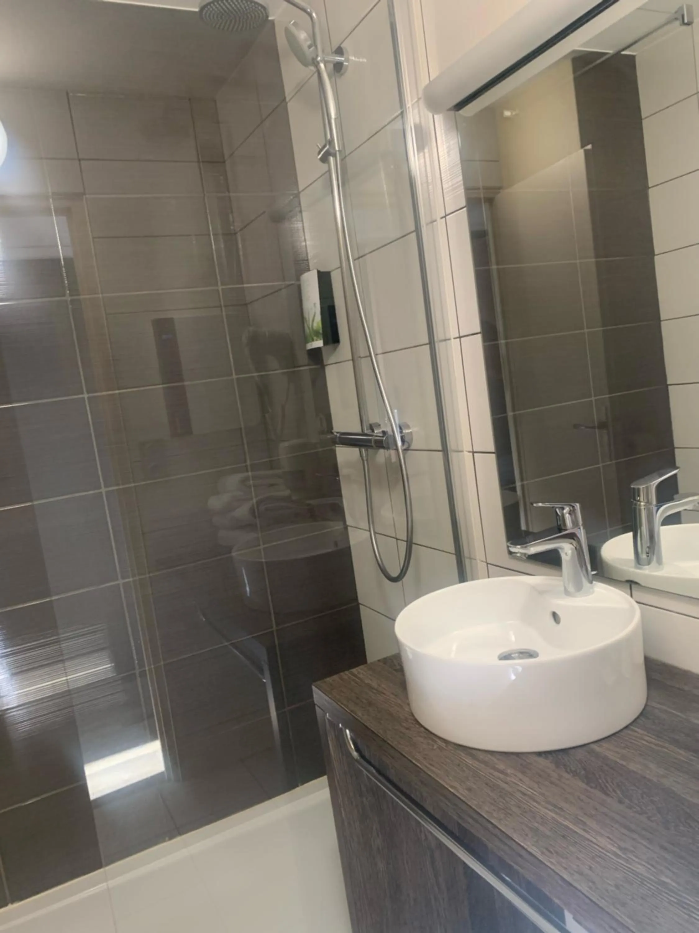 Shower in Hotel Restaurant Vesontio