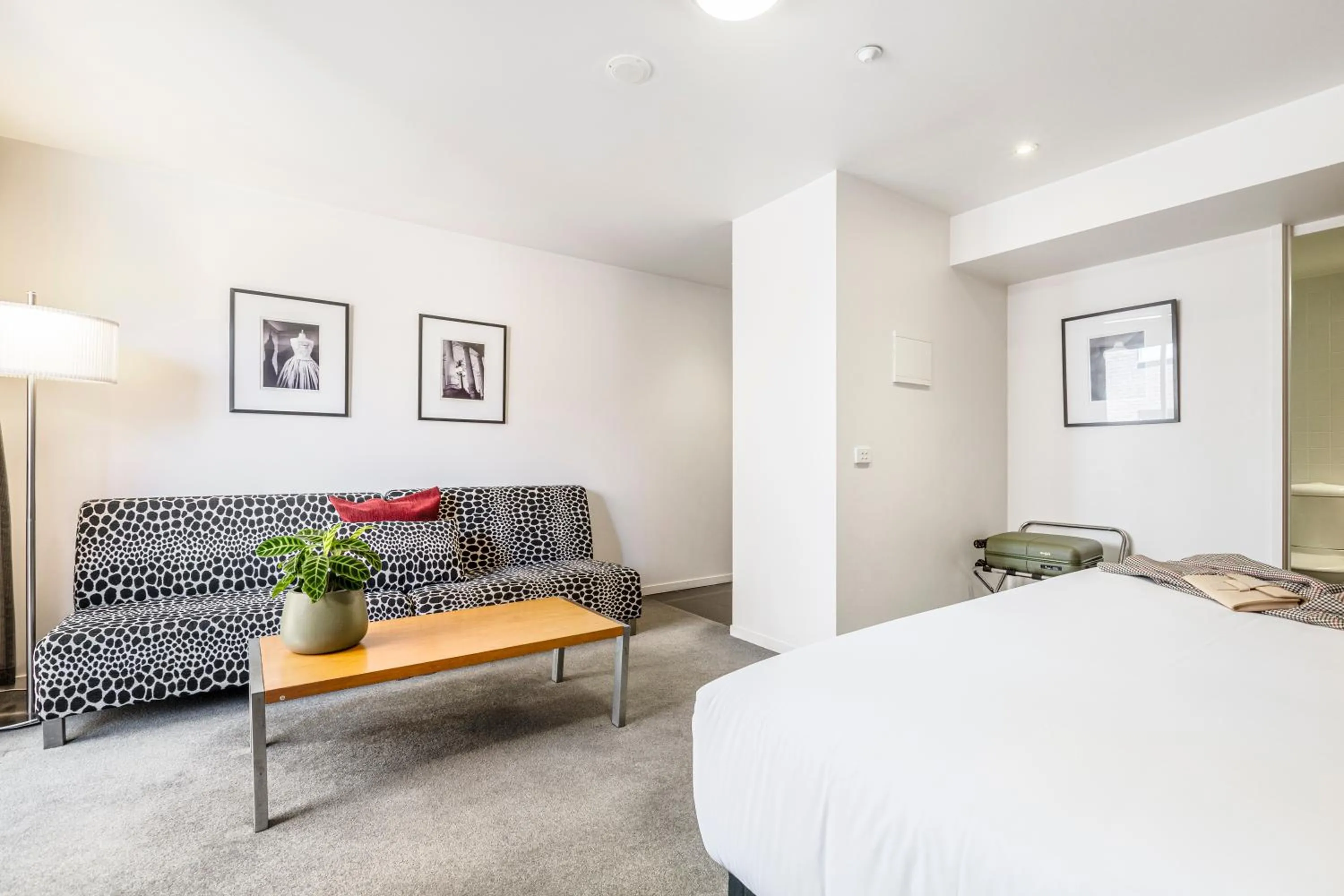 Living room, Bed in Punthill Apartment Hotel - Little Bourke