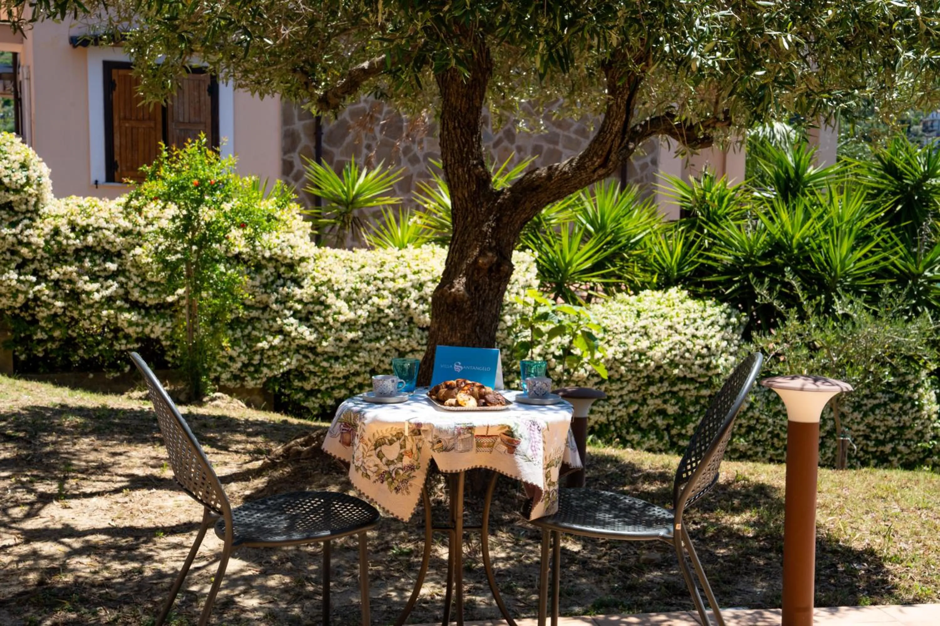 Breakfast in Villa Santangelo