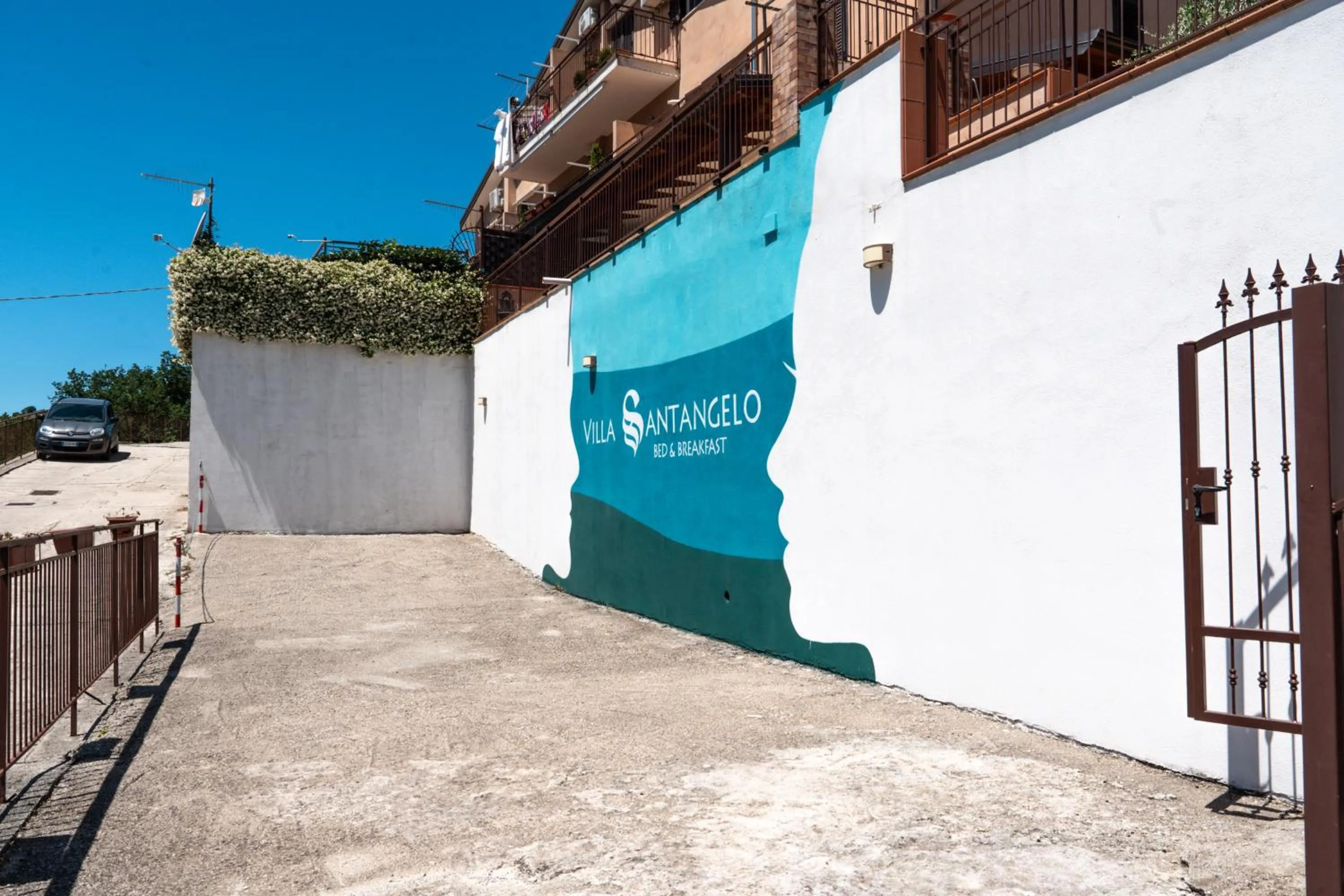 Parking in Villa Santangelo