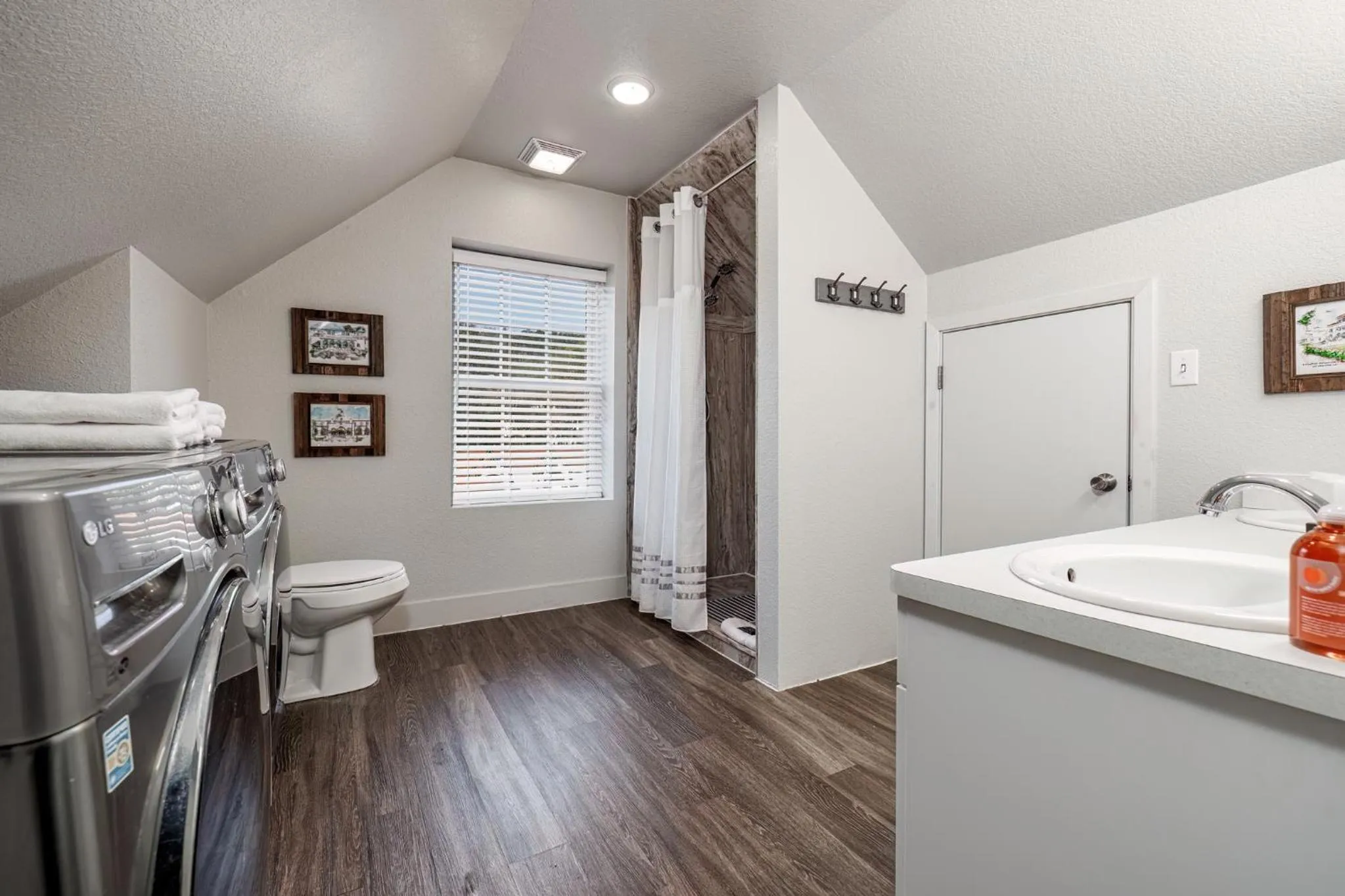 Bathroom in Best Court