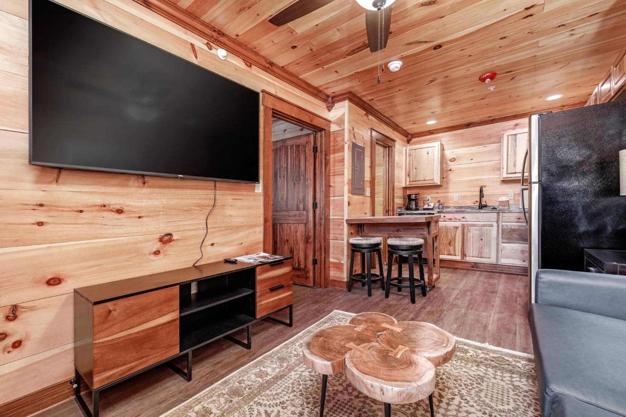 Photo of the whole room in Best Court