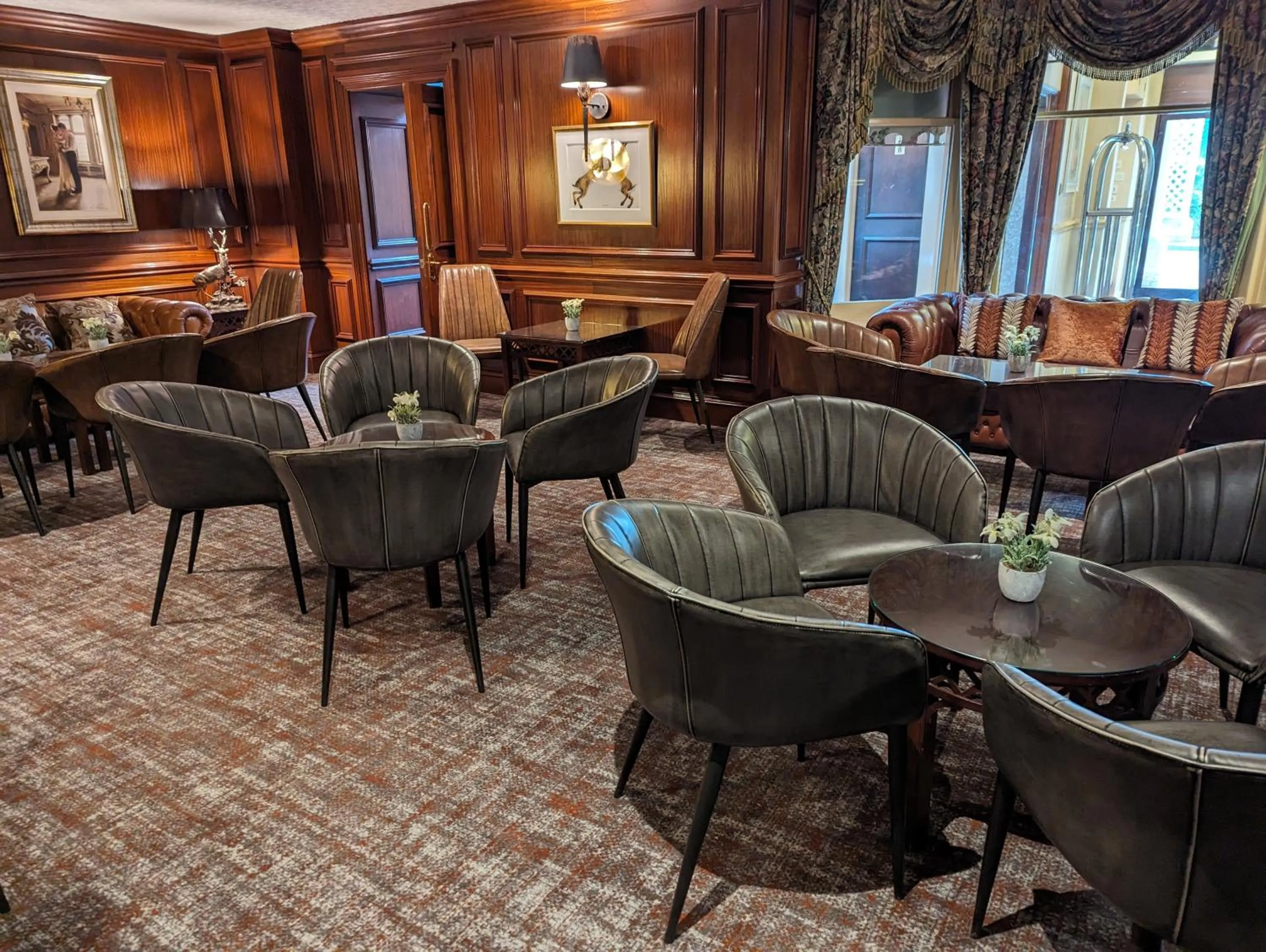 Lounge or bar in Swindon Blunsdon House Hotel, BW Premier Collection