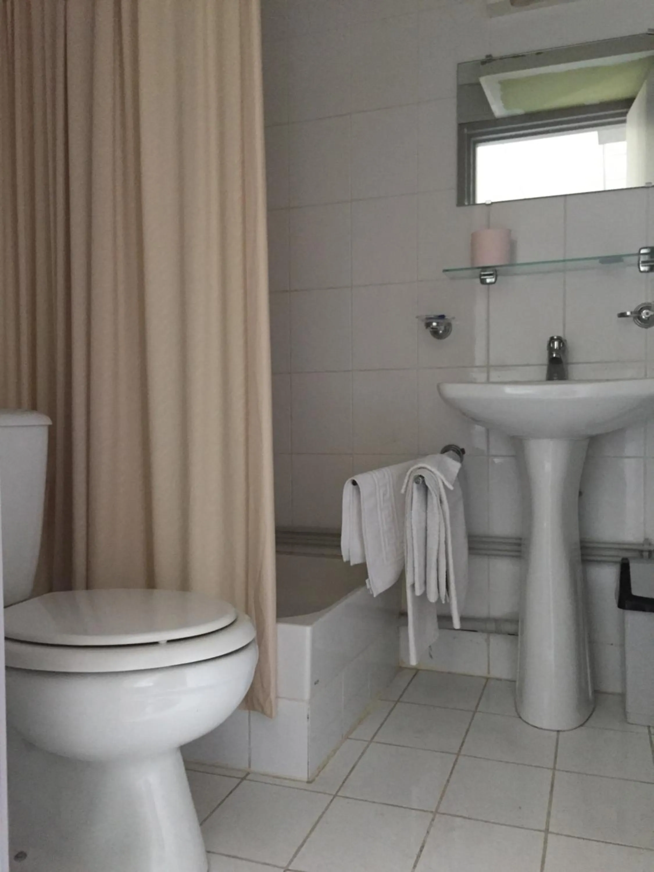 Bathroom in Hôtel De La Mare -restaurant pour les clients sur réservation