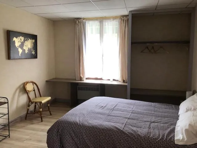 Photo of the whole room, Bed in Hôtel De La Mare -restaurant pour les clients sur réservation