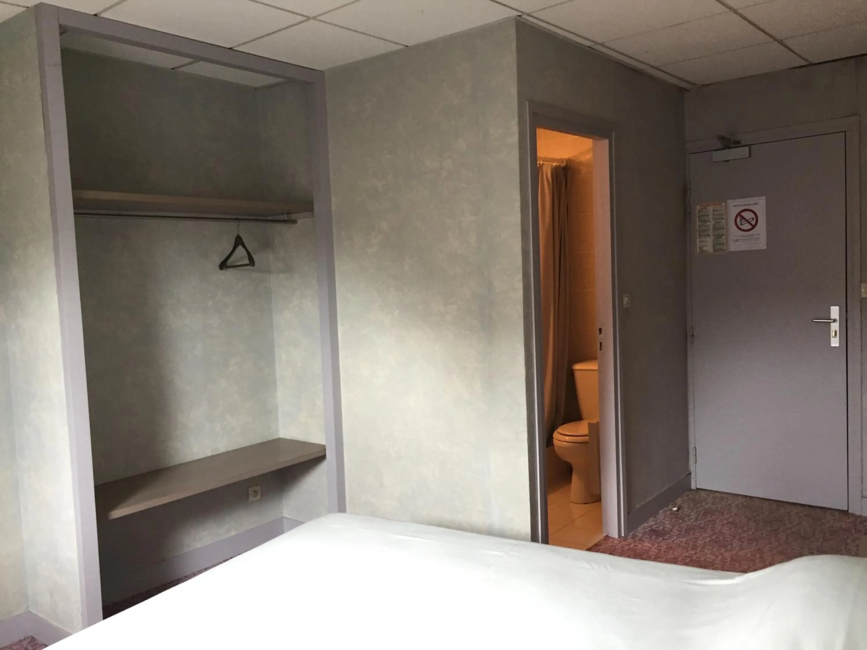 Bedroom, Bed in Hôtel De La Mare -restaurant pour les clients sur réservation