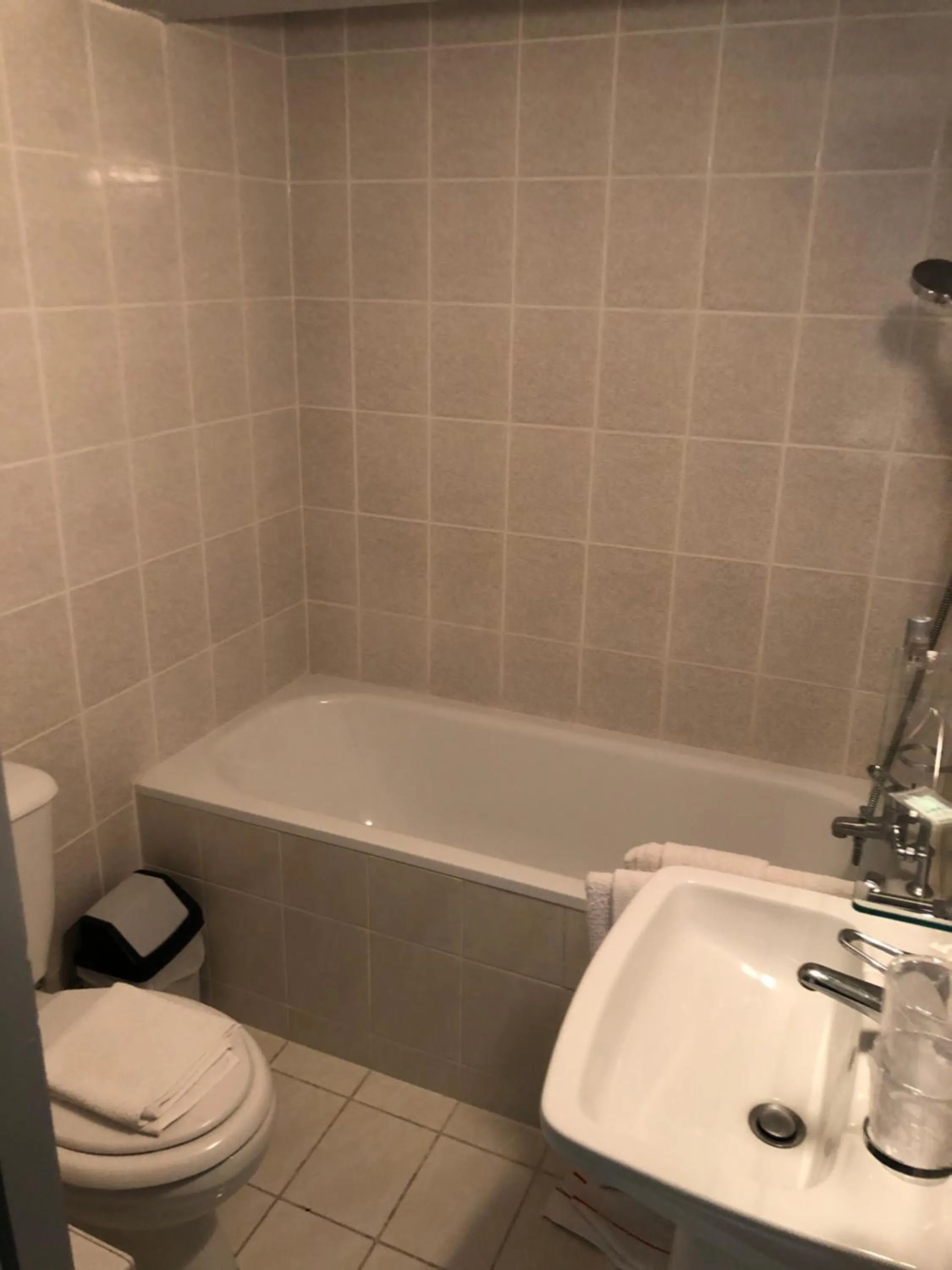 Bathroom in Hôtel De La Mare -restaurant pour les clients sur réservation