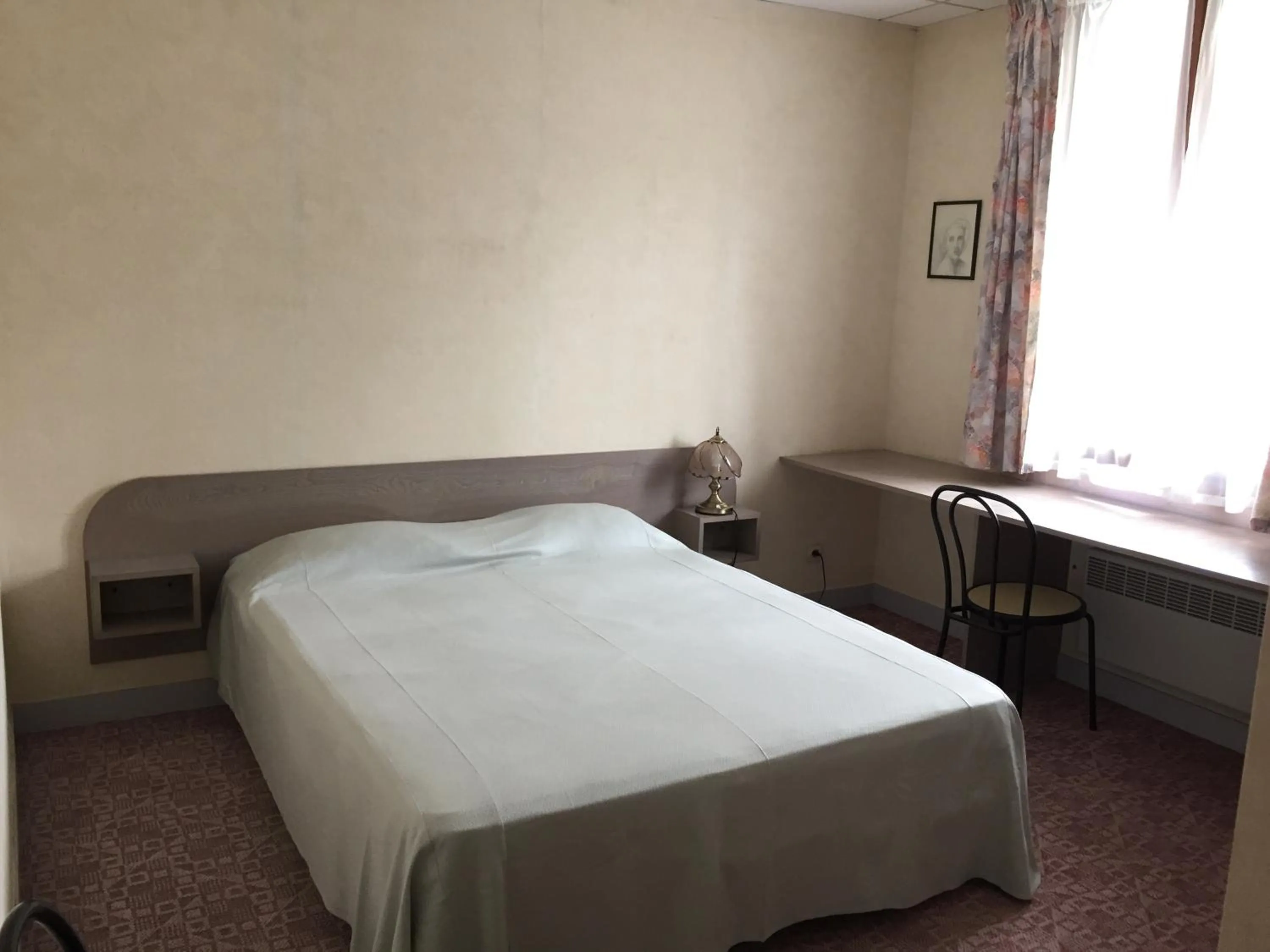 Bedroom, Bed in Hôtel De La Mare -restaurant pour les clients sur réservation