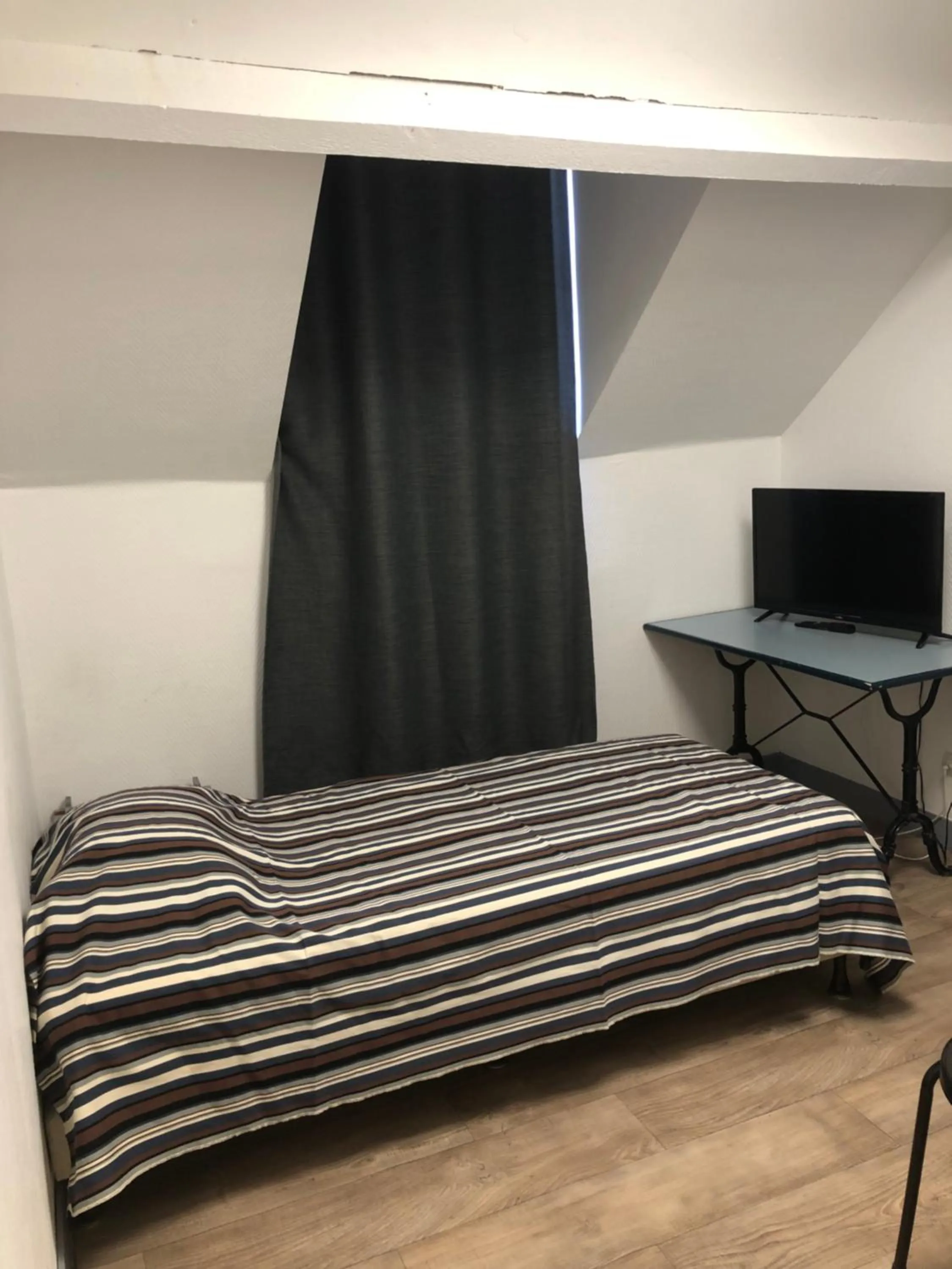 Bedroom, Bed in Hôtel De La Mare -restaurant pour les clients sur réservation