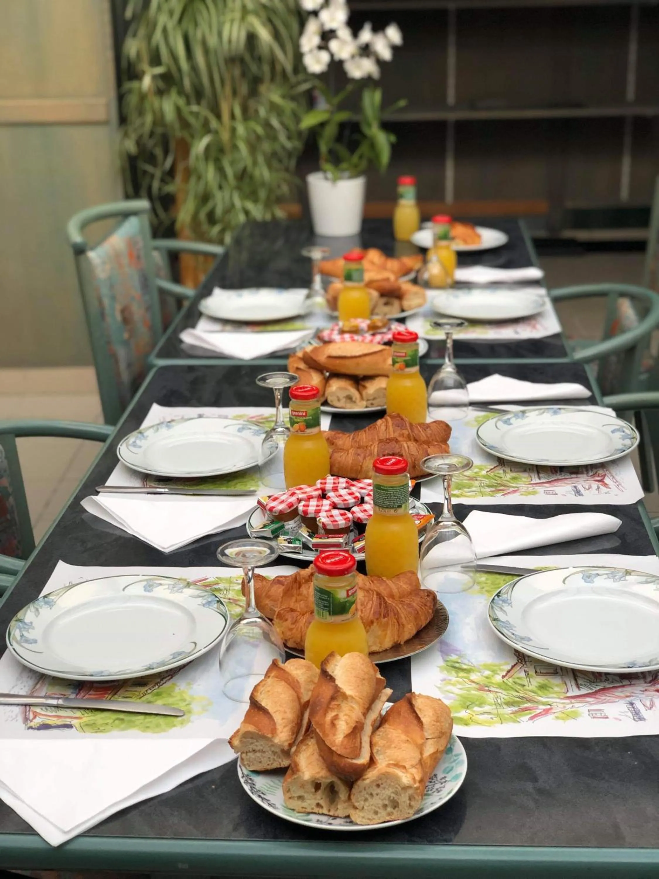 Continental breakfast in Hôtel De La Mare -restaurant pour les clients sur réservation