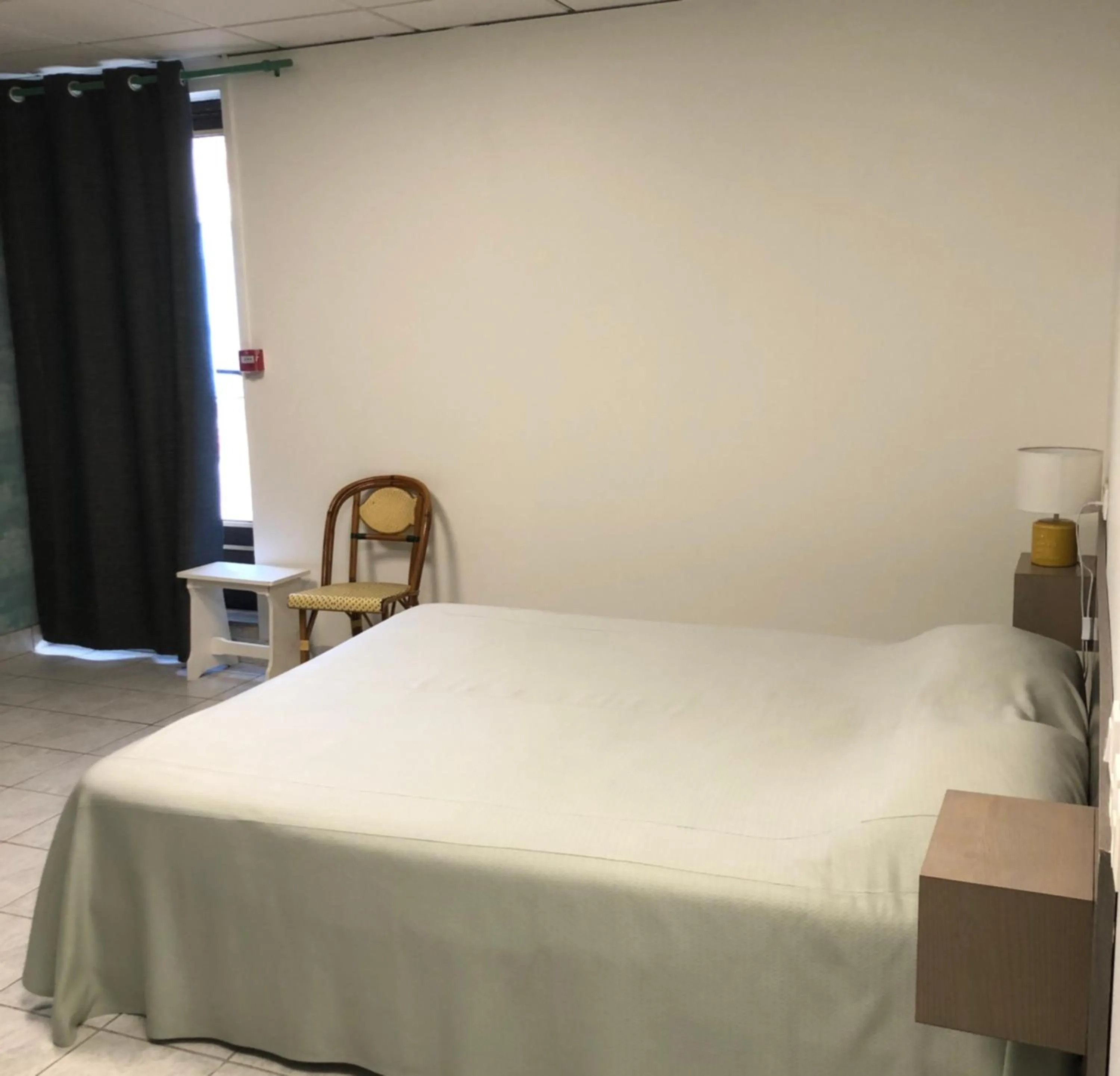 Bedroom, Bed in Hôtel De La Mare -restaurant pour les clients sur réservation