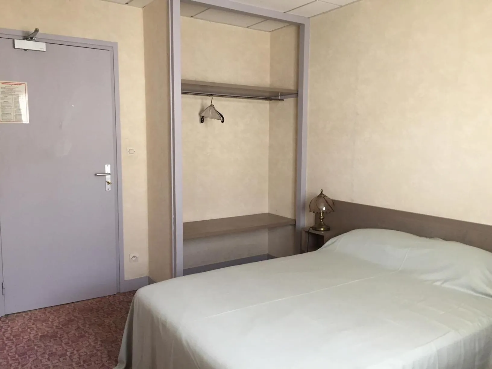 Bedroom, Bed in Hôtel De La Mare -restaurant pour les clients sur réservation